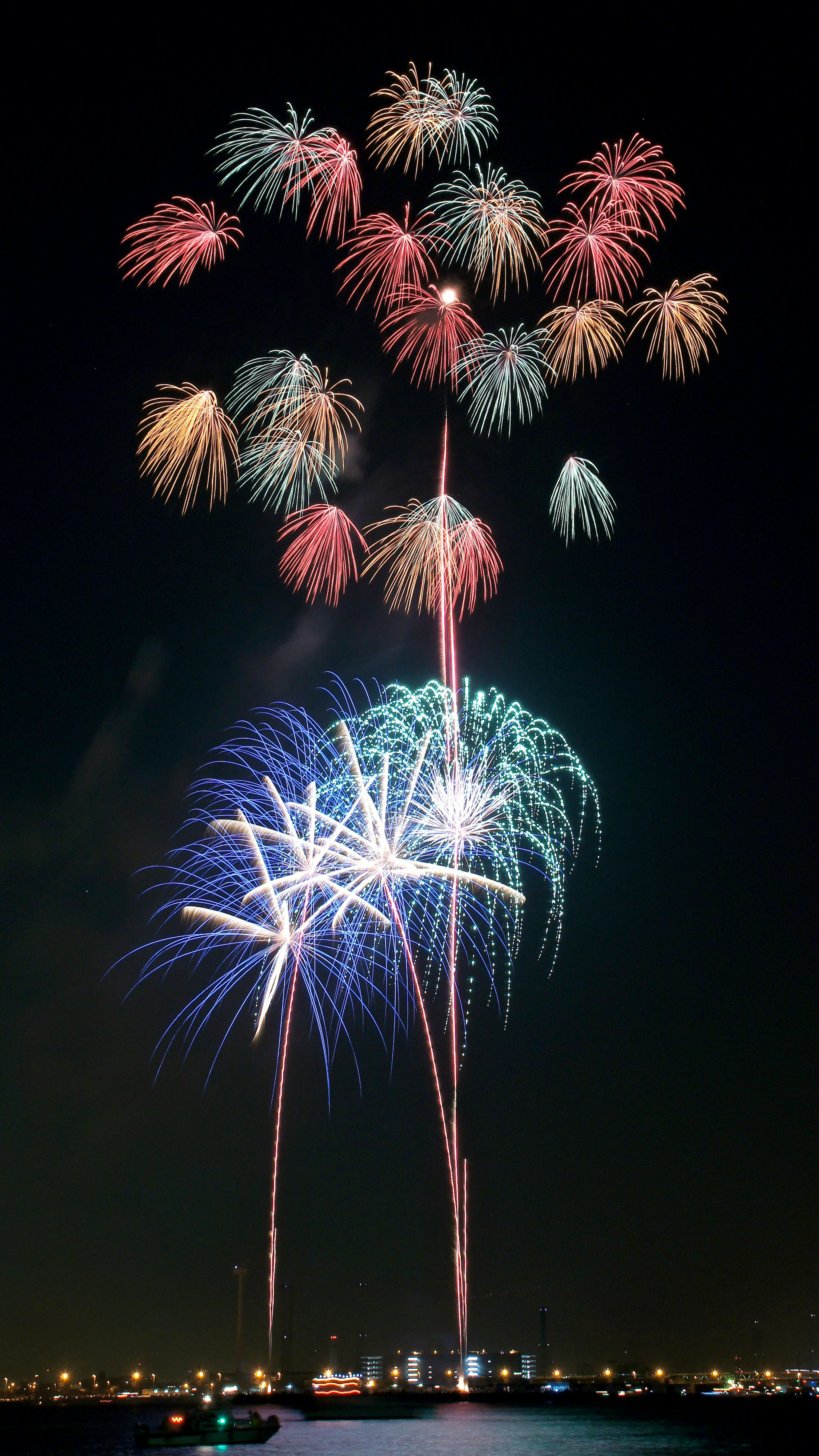 Fuochi d'artificio colorati che esplodono nel cielo notturno con spettacolari esposizioni