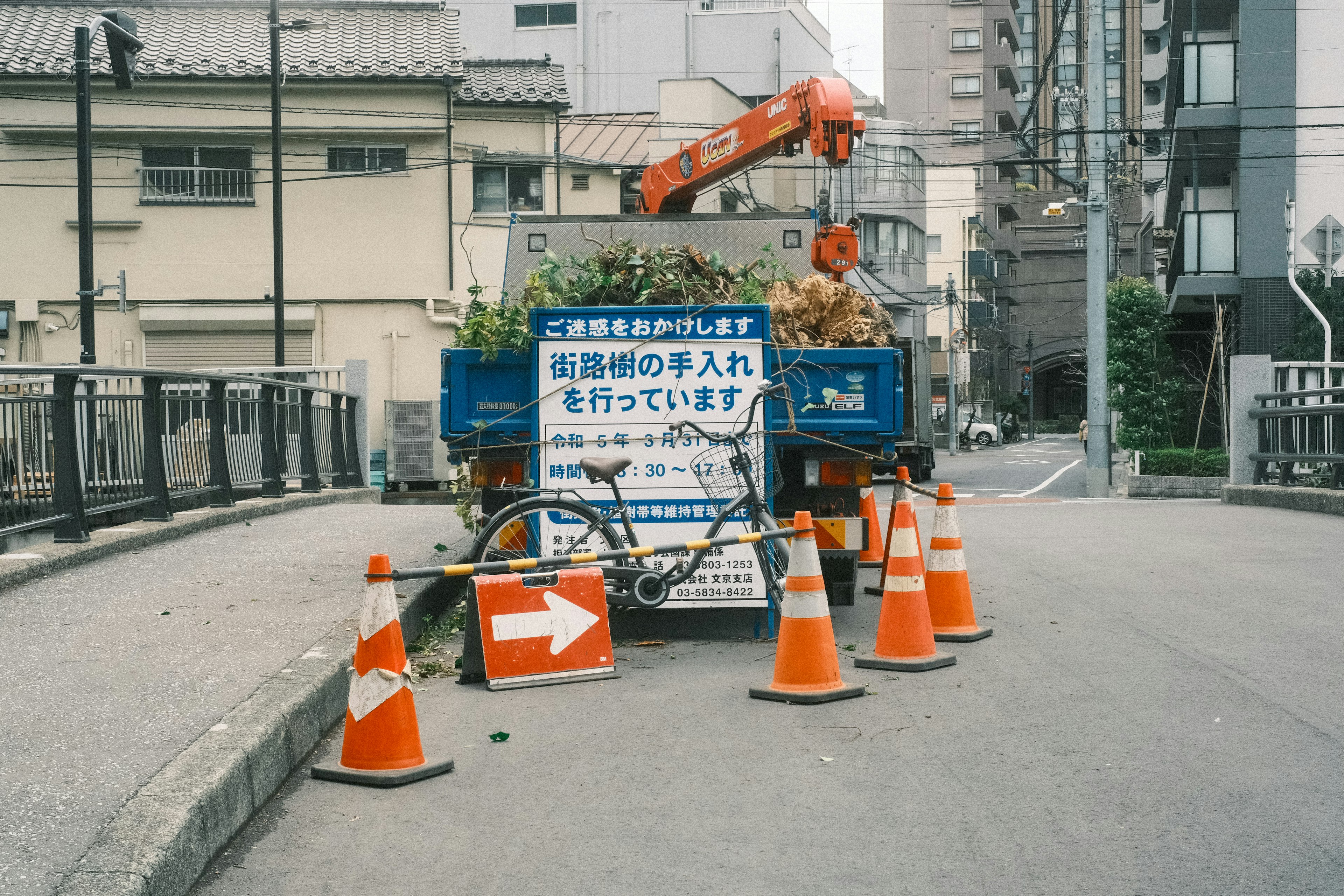 Vehículo de construcción con conos de tráfico en la esquina de la calle