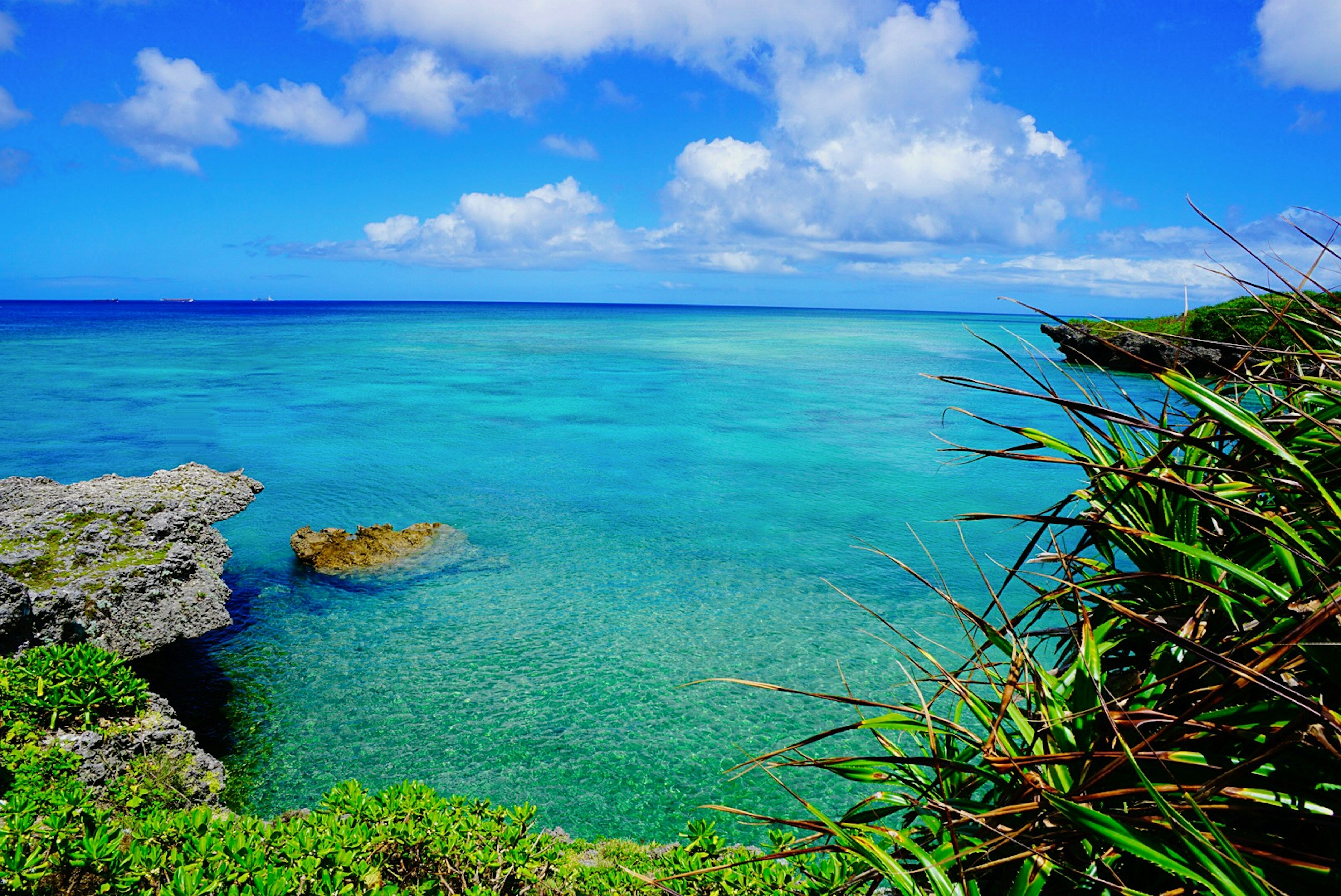 Pemandangan pantai yang indah di Okinawa dengan air biru dan awan putih