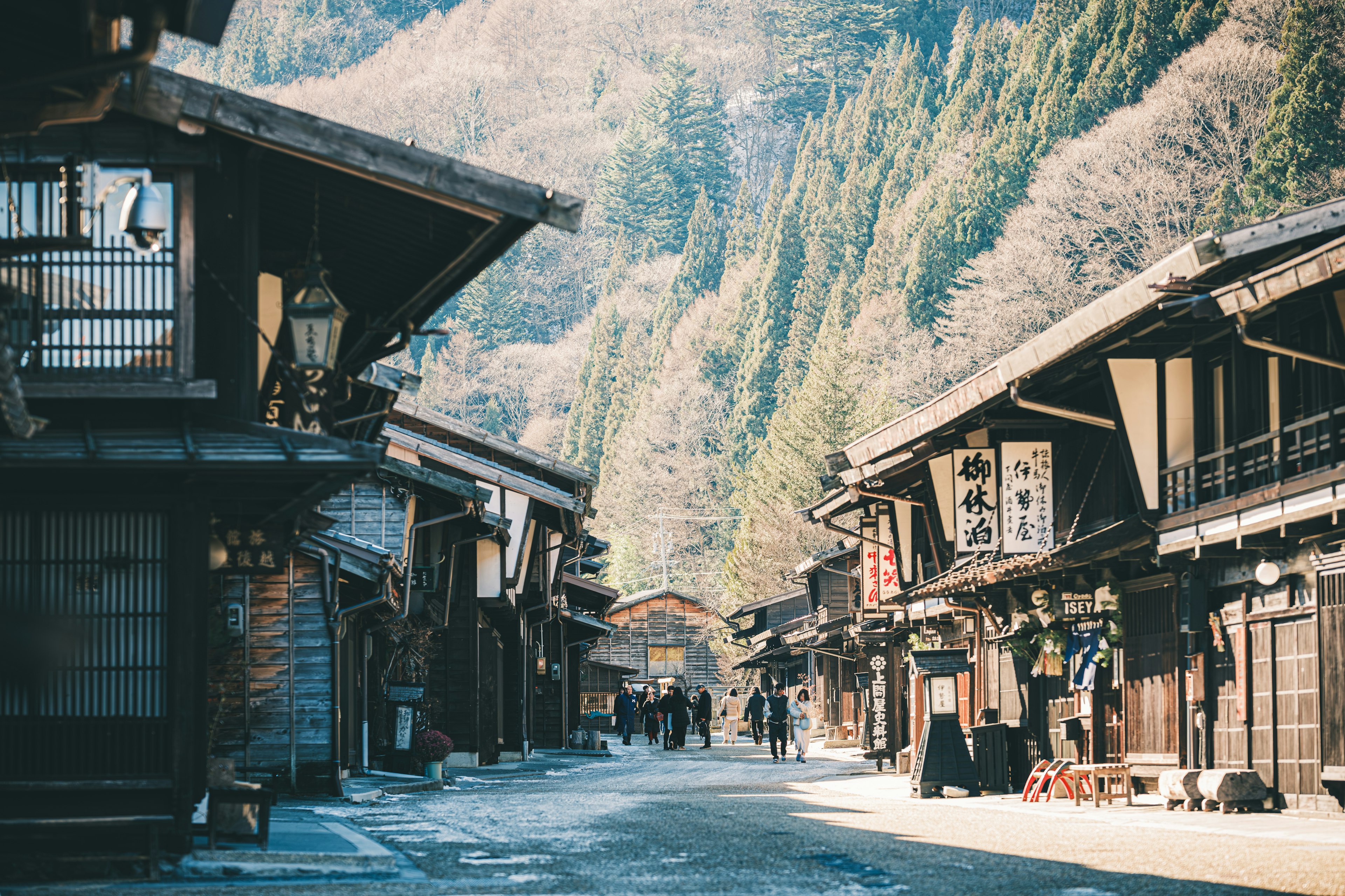 Ville de montagne tranquille avec des bâtiments en bois traditionnels