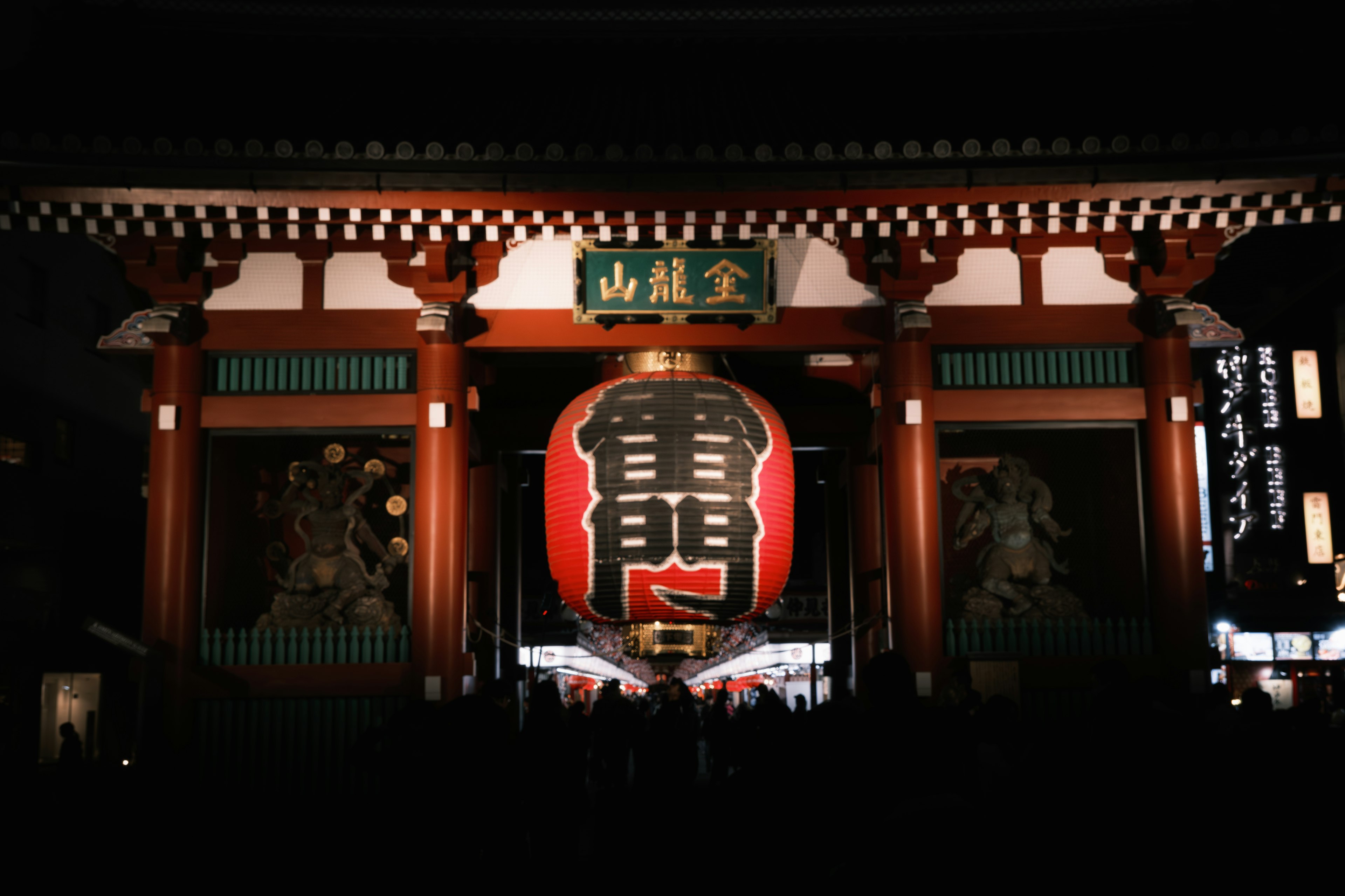 Belle vue de la porte Kaminarimon du temple Senso-ji et de sa grande lanterne la nuit