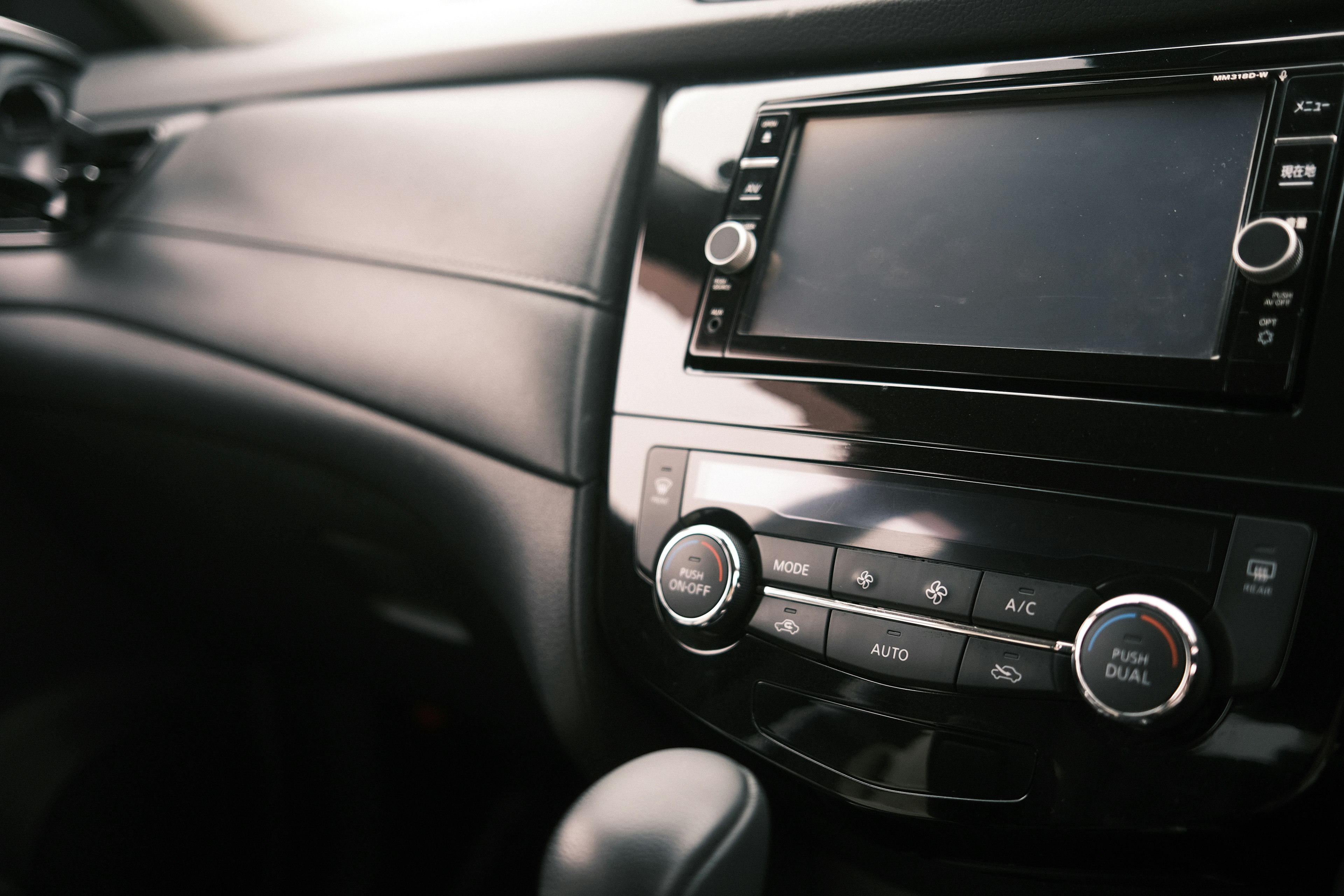 Tablero moderno y pantalla táctil dentro de un coche