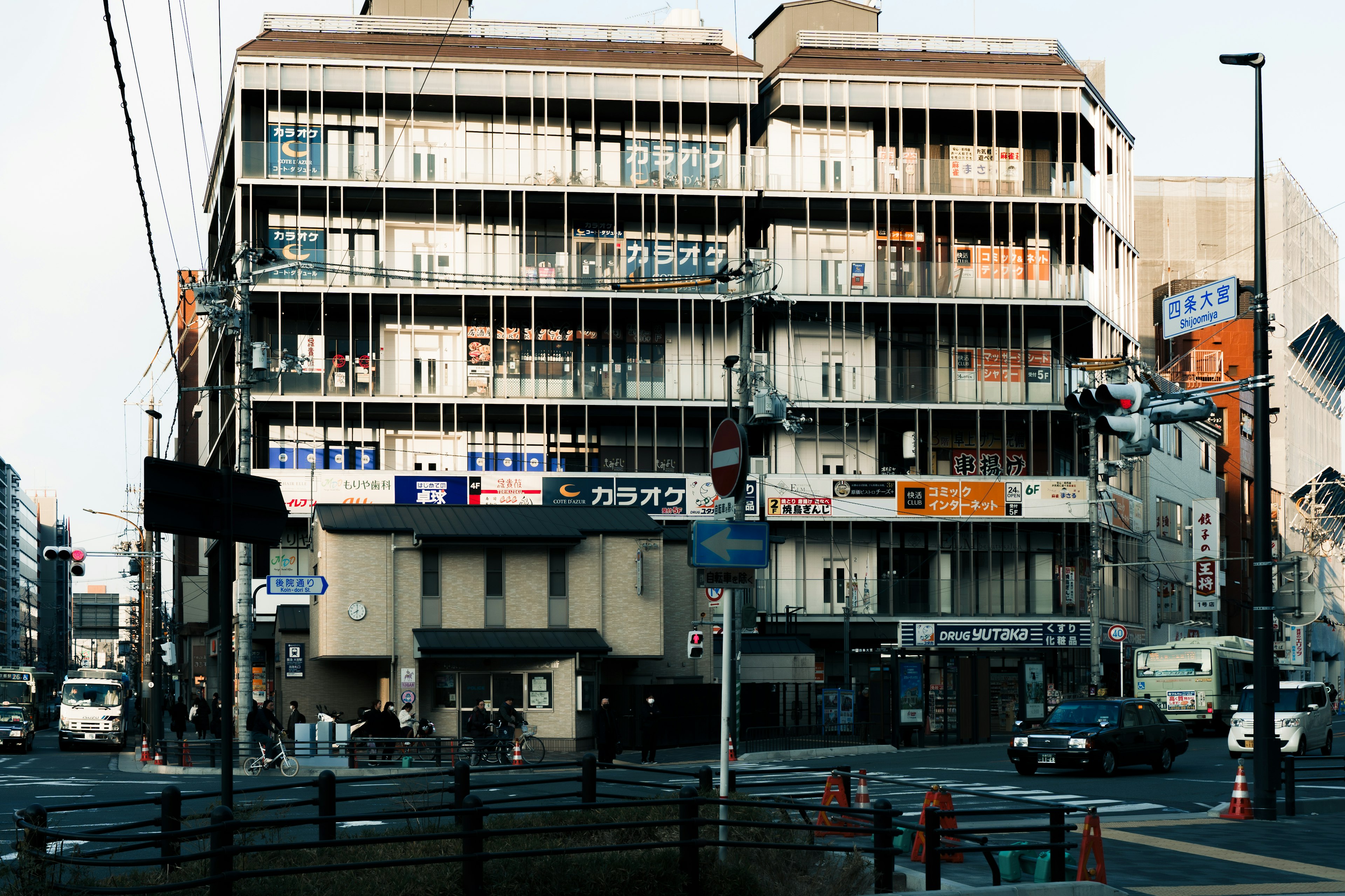 Vista exterior de un antiguo edificio comercial en una intersección de tráfico