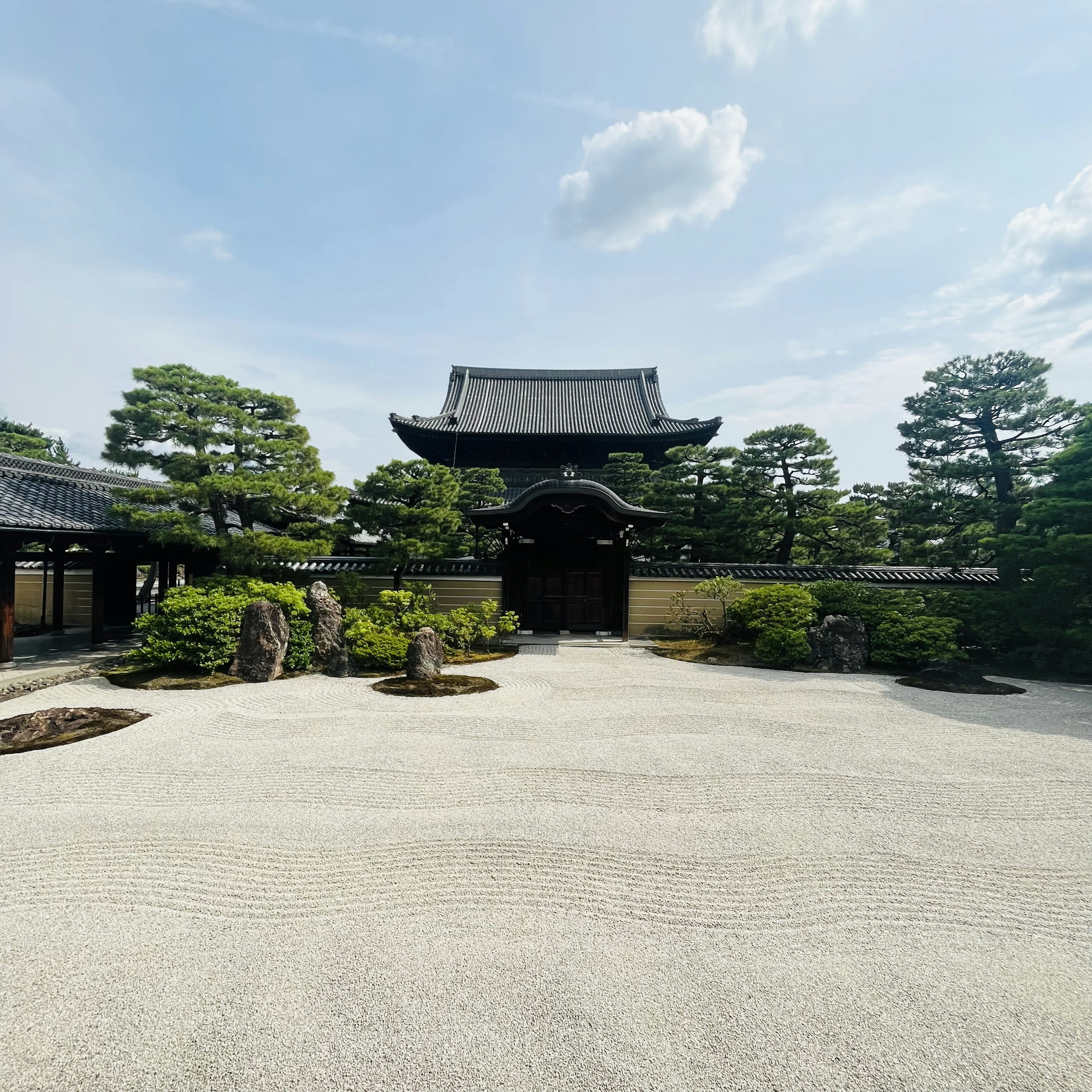 Hermosa vista de jardín japonés con arquitectura tradicional