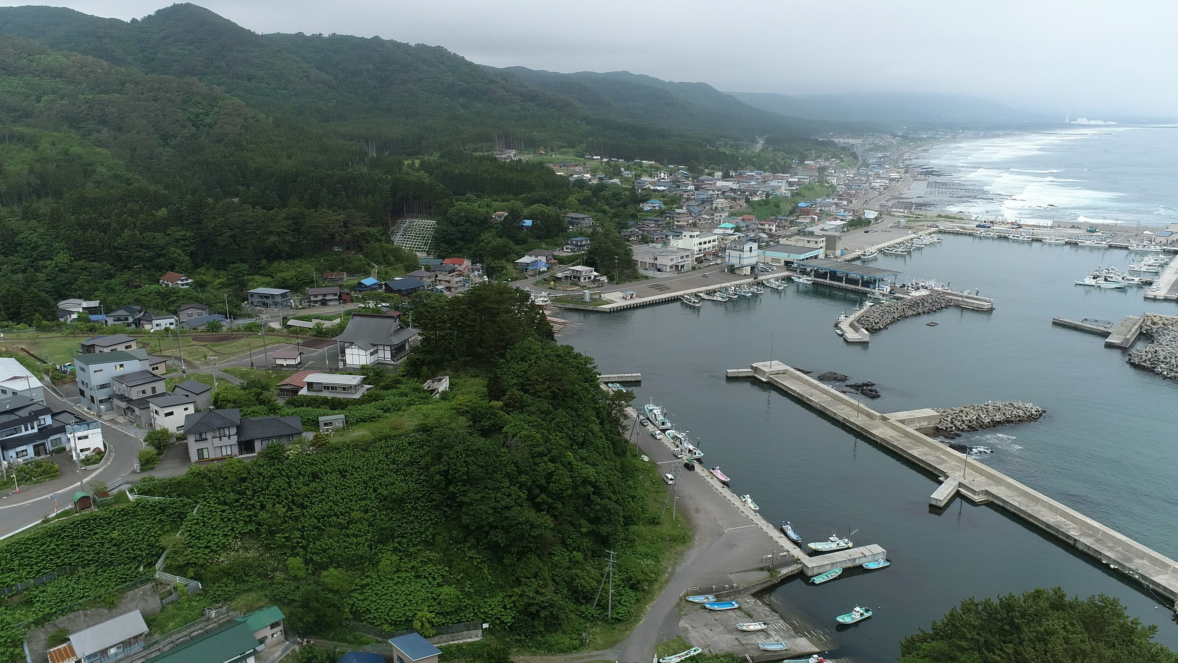 Vista aérea de un pequeño pueblo costero en la prefectura de Aomori