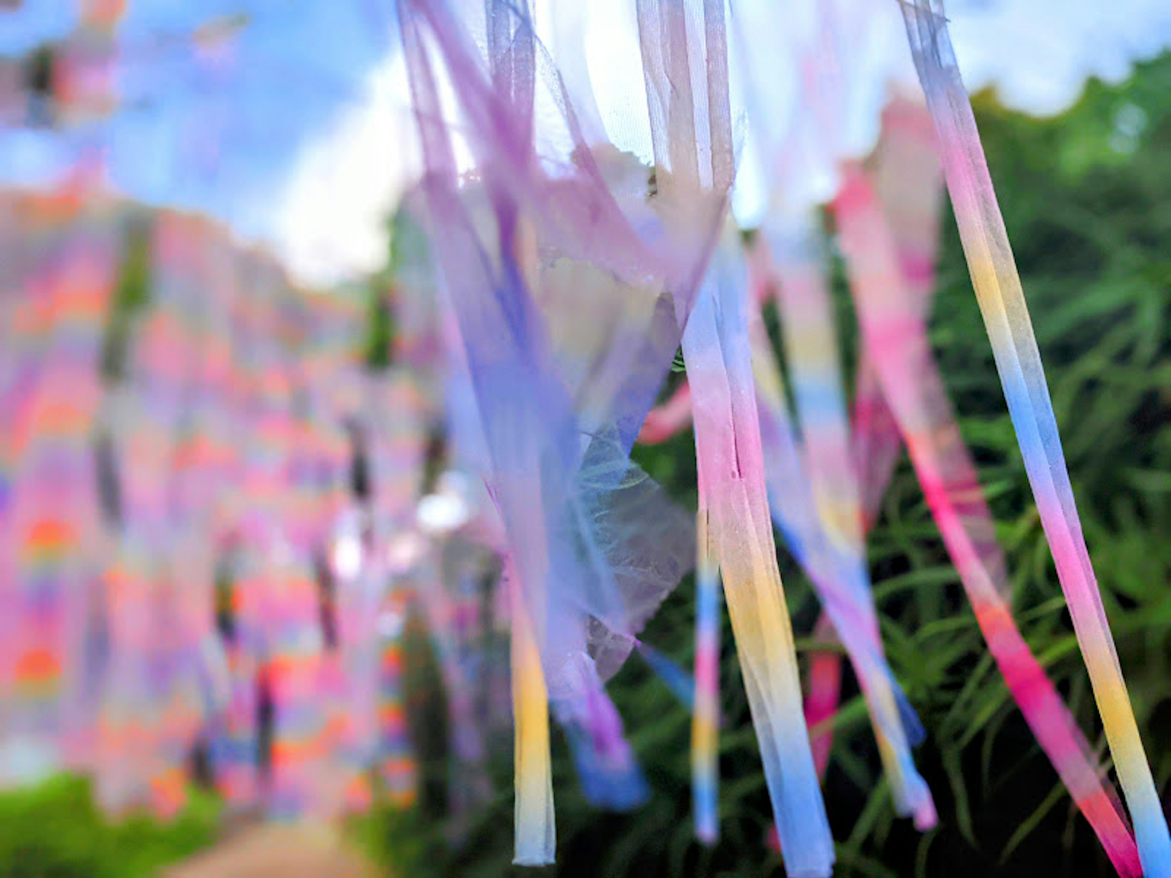 Bunte Bänder, die im Wind wehen und eine schöne Szene schaffen