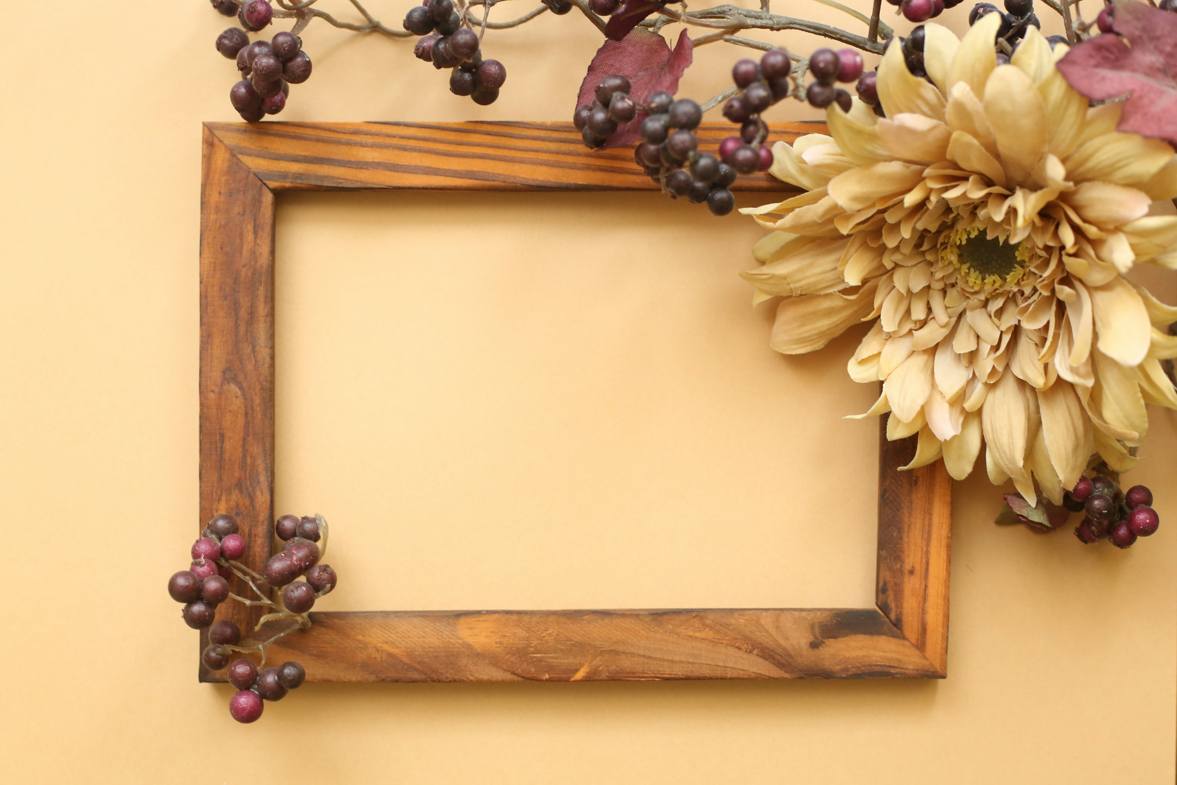 Cornice in legno decorata con fiori e uva