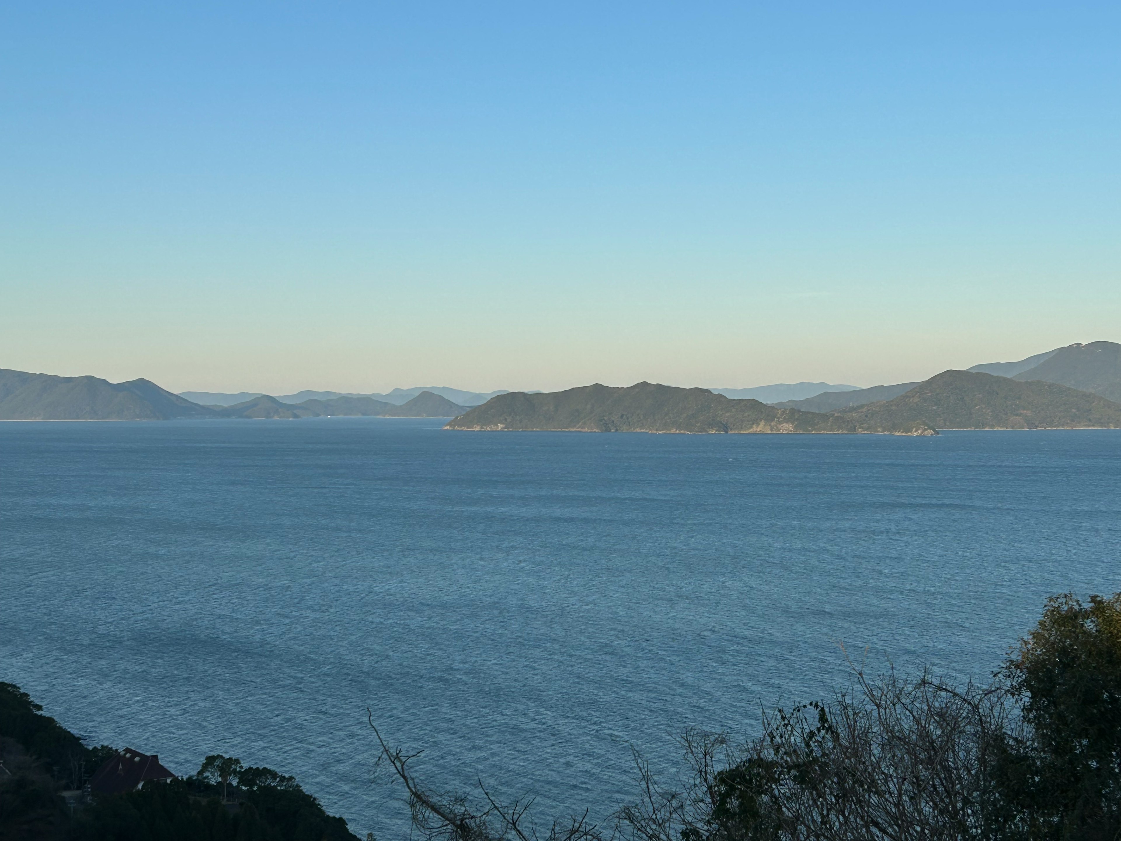 Ruhige Meereslandschaft und blauer Himmel mit fernen Inseln