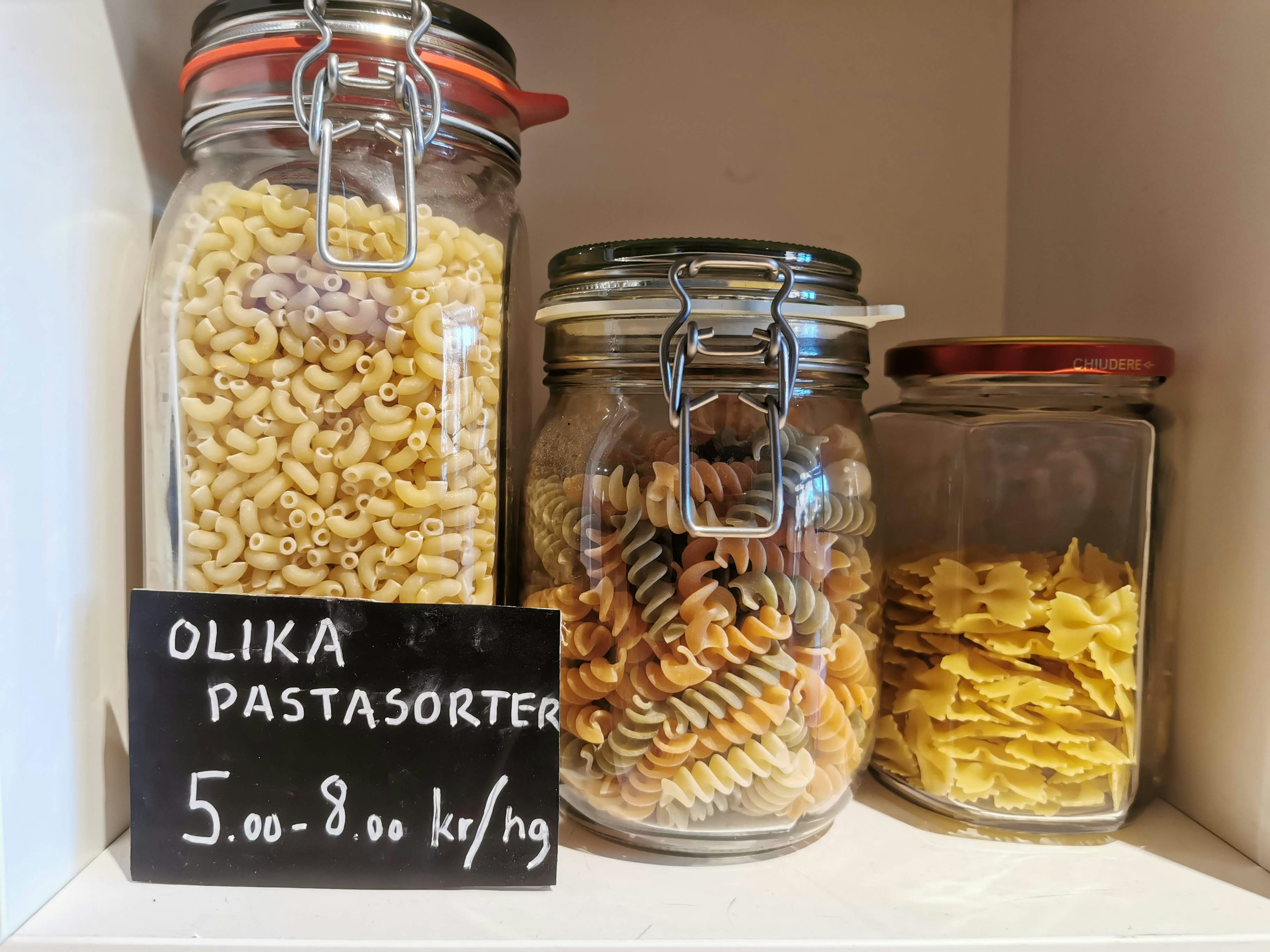 Estantes que exhiben varios tipos de pasta en frascos de vidrio