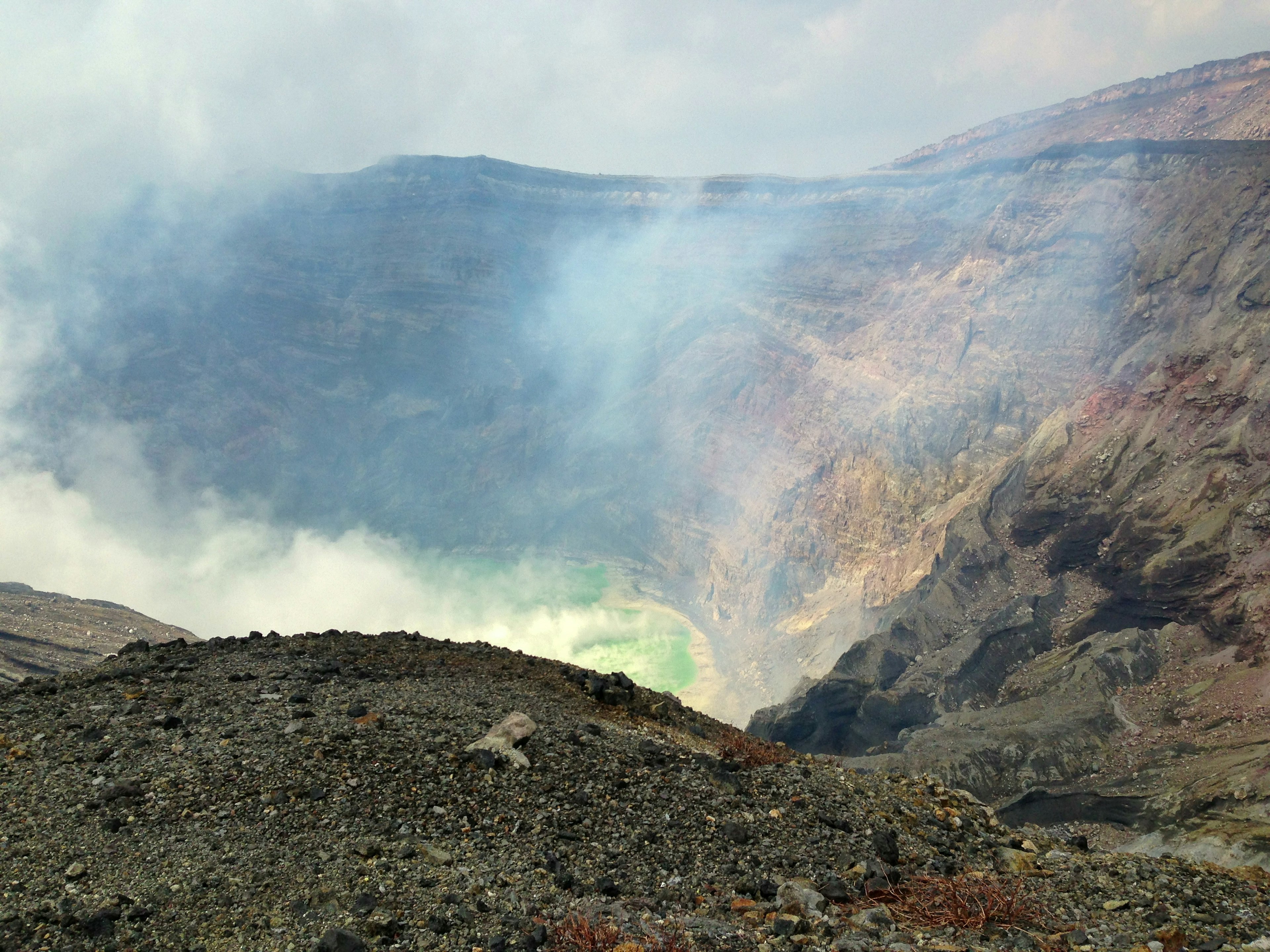 火山口與背景中的煙霧和綠色熔岩