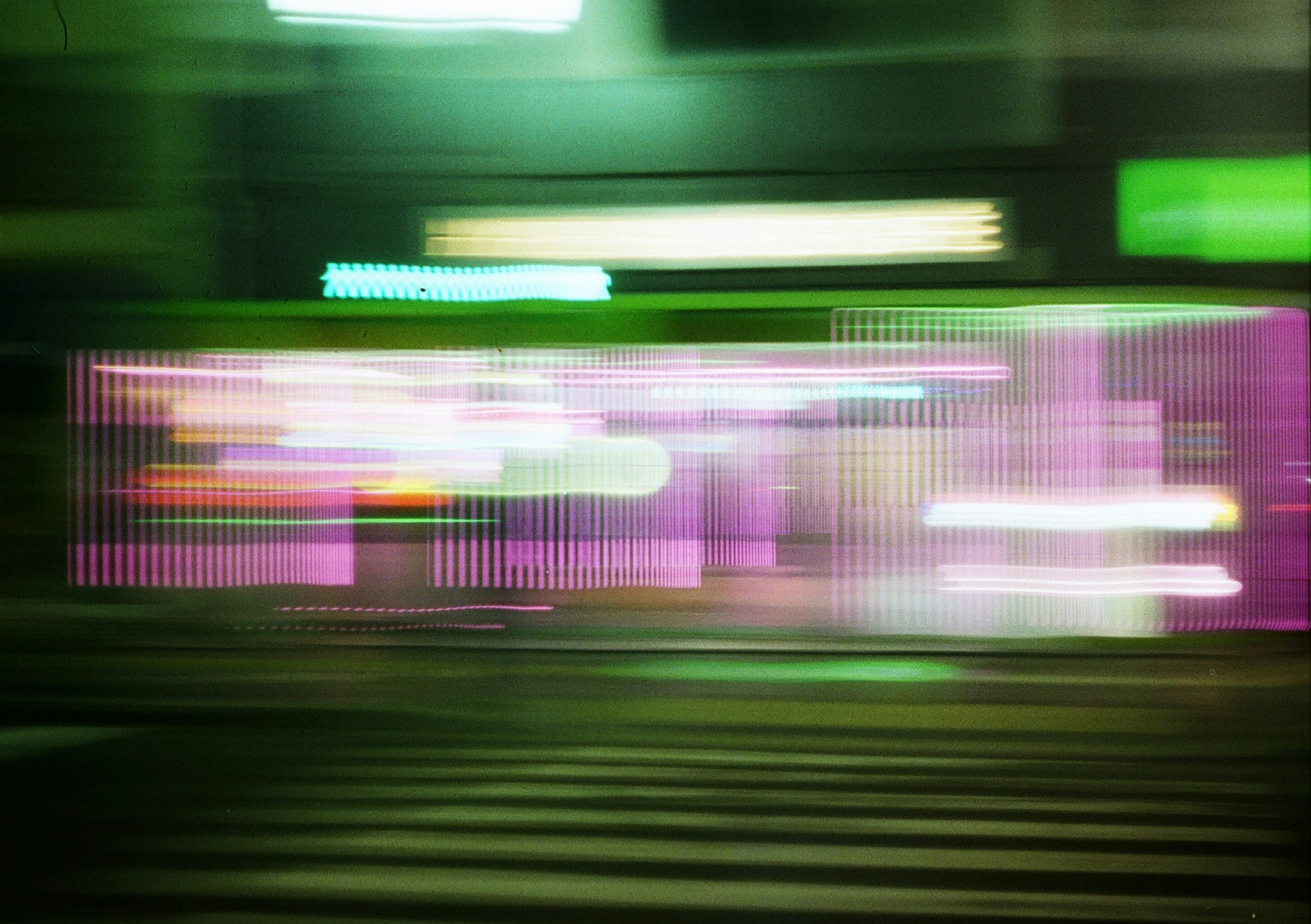 ぼやけた都市の夜景に色とりどりのネオンライトが映える