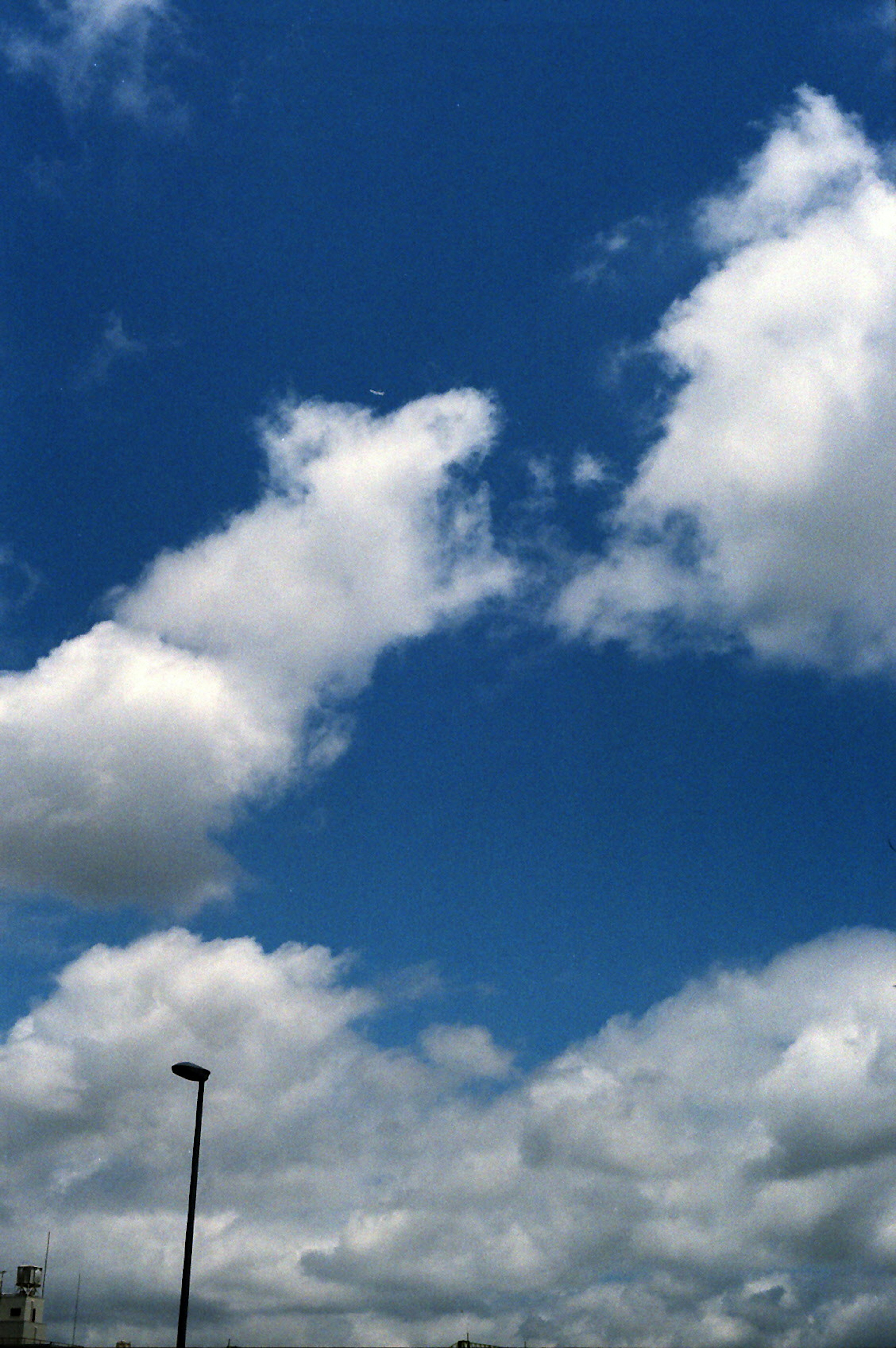 Ein klarer blauer Himmel mit flauschigen weißen Wolken