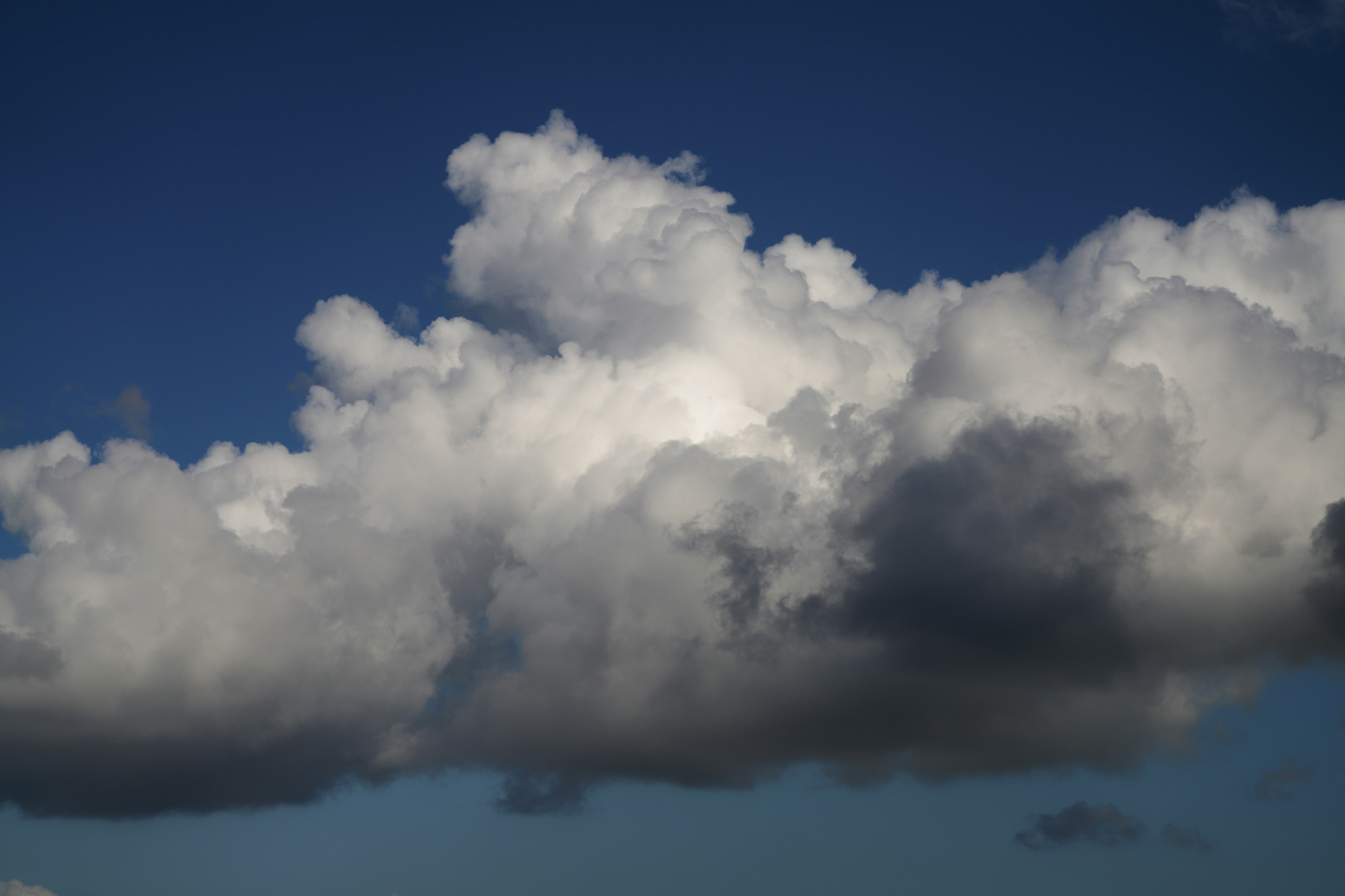 Flauschige weiße Wolken vor blauem Himmel