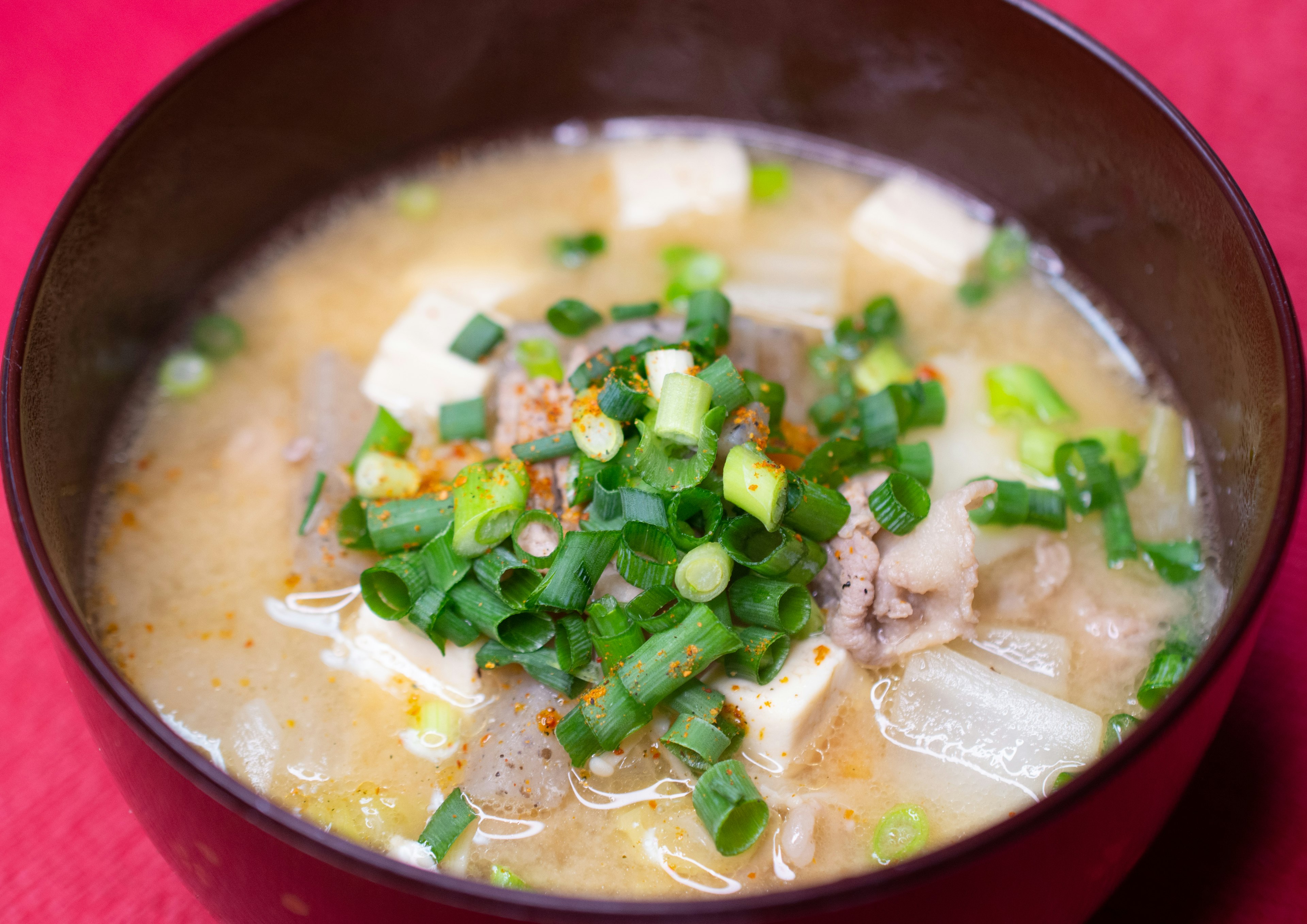 Tazón de sopa de miso decorado con cebollines