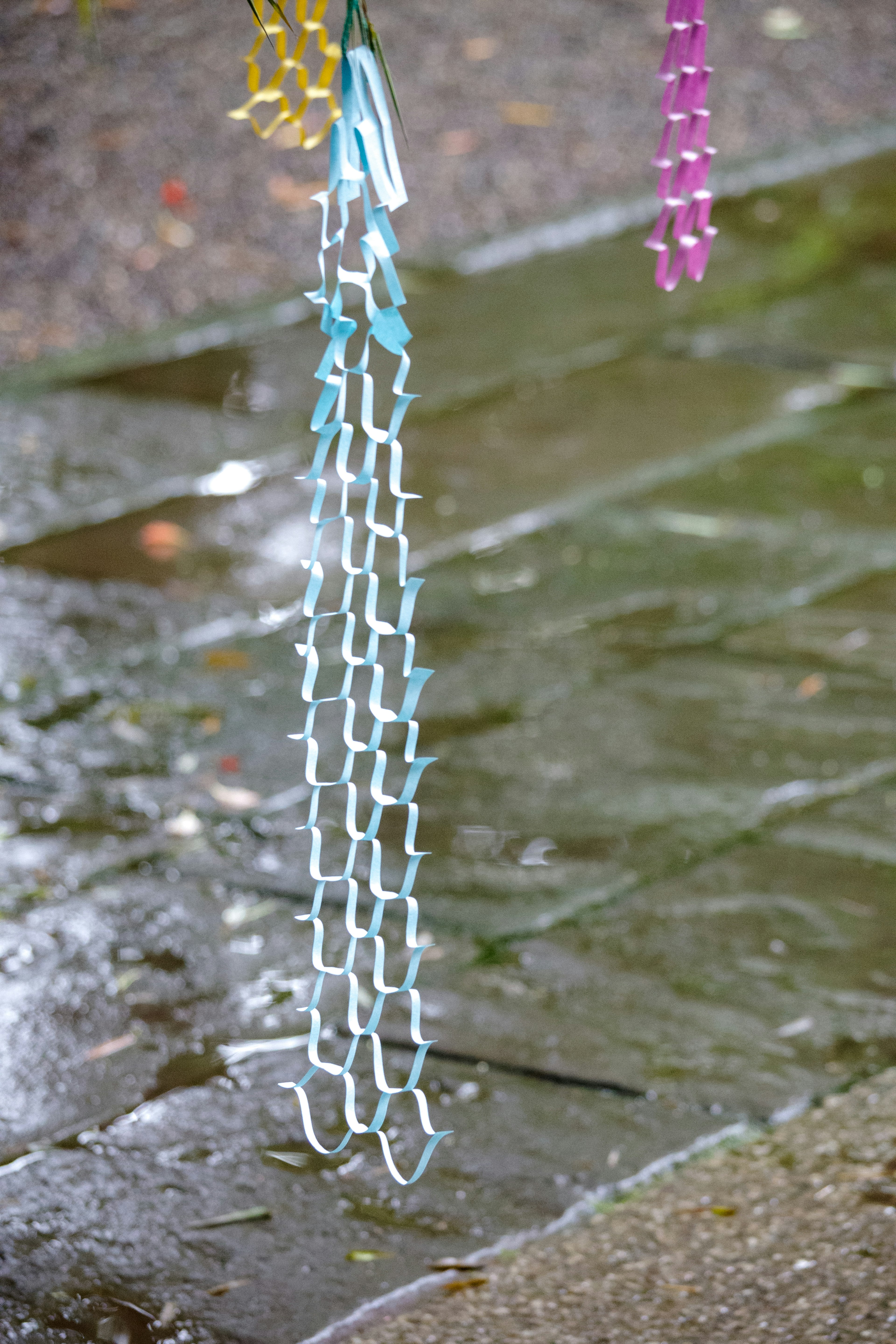 Liens de chaîne colorés suspendus au-dessus d'une flaque d'eau