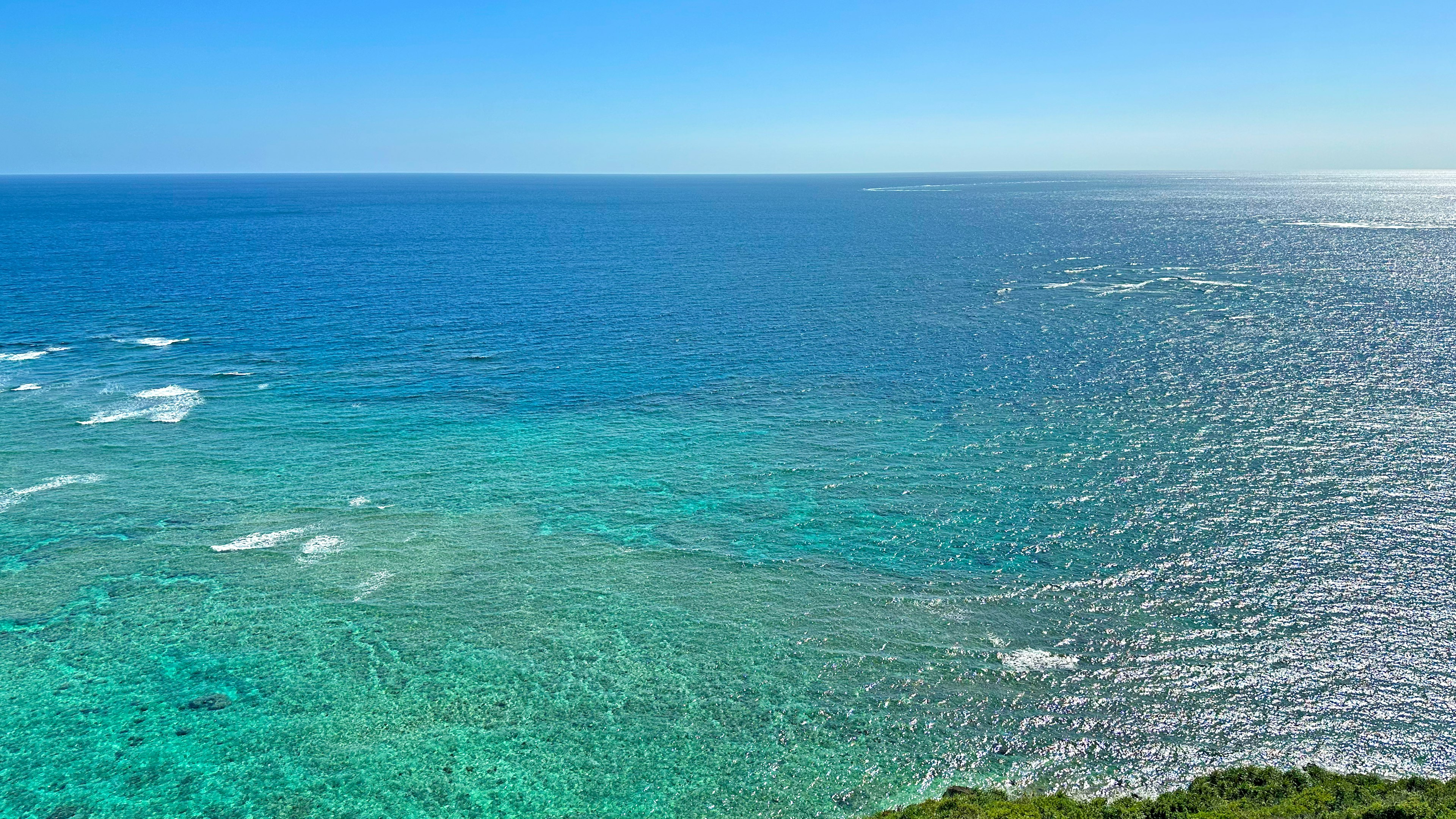 Una vista mozzafiato di un vasto oceano blu e cielo sereno