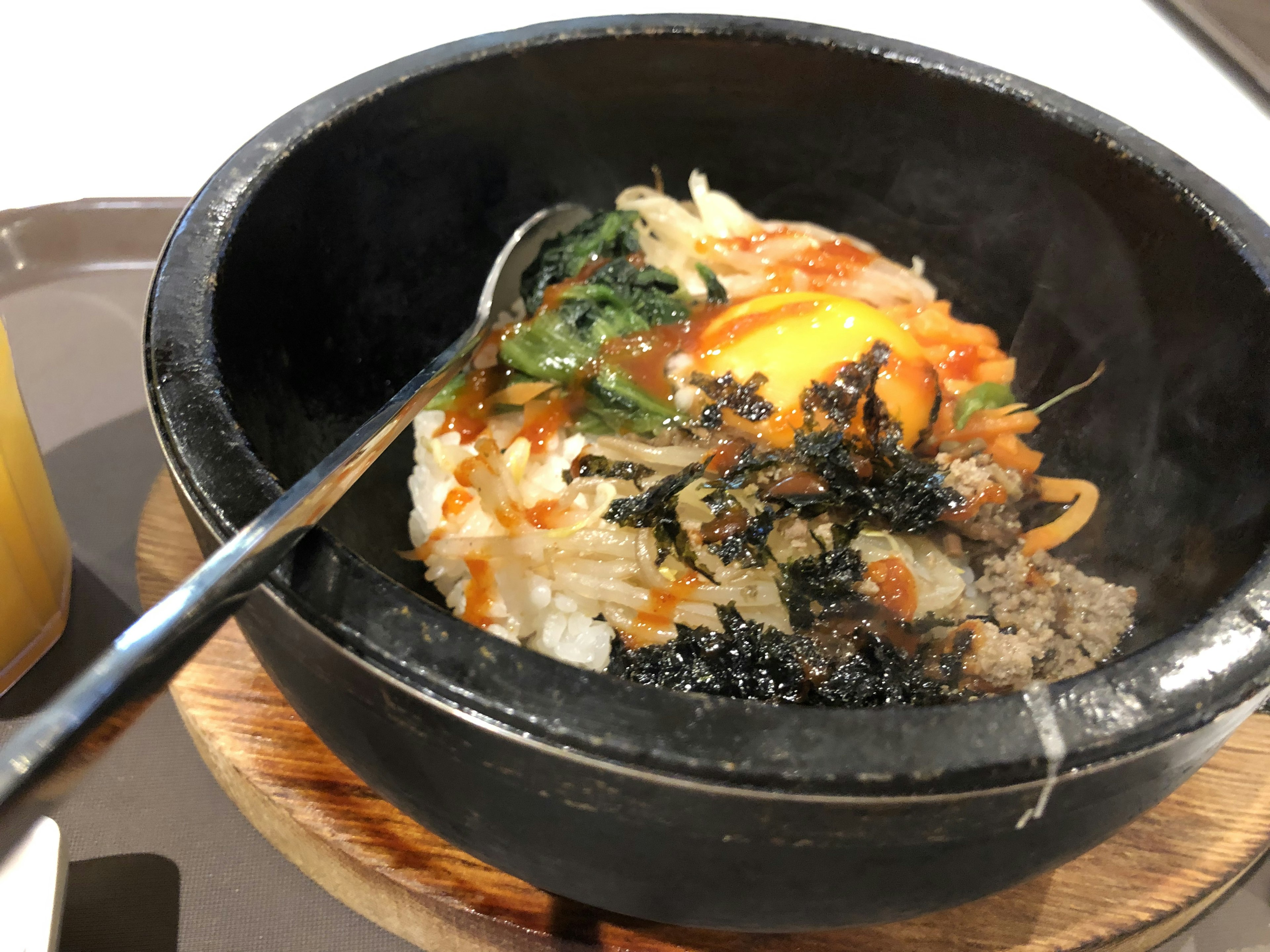 Bibimbap caldo in pietra con uovo e verdure