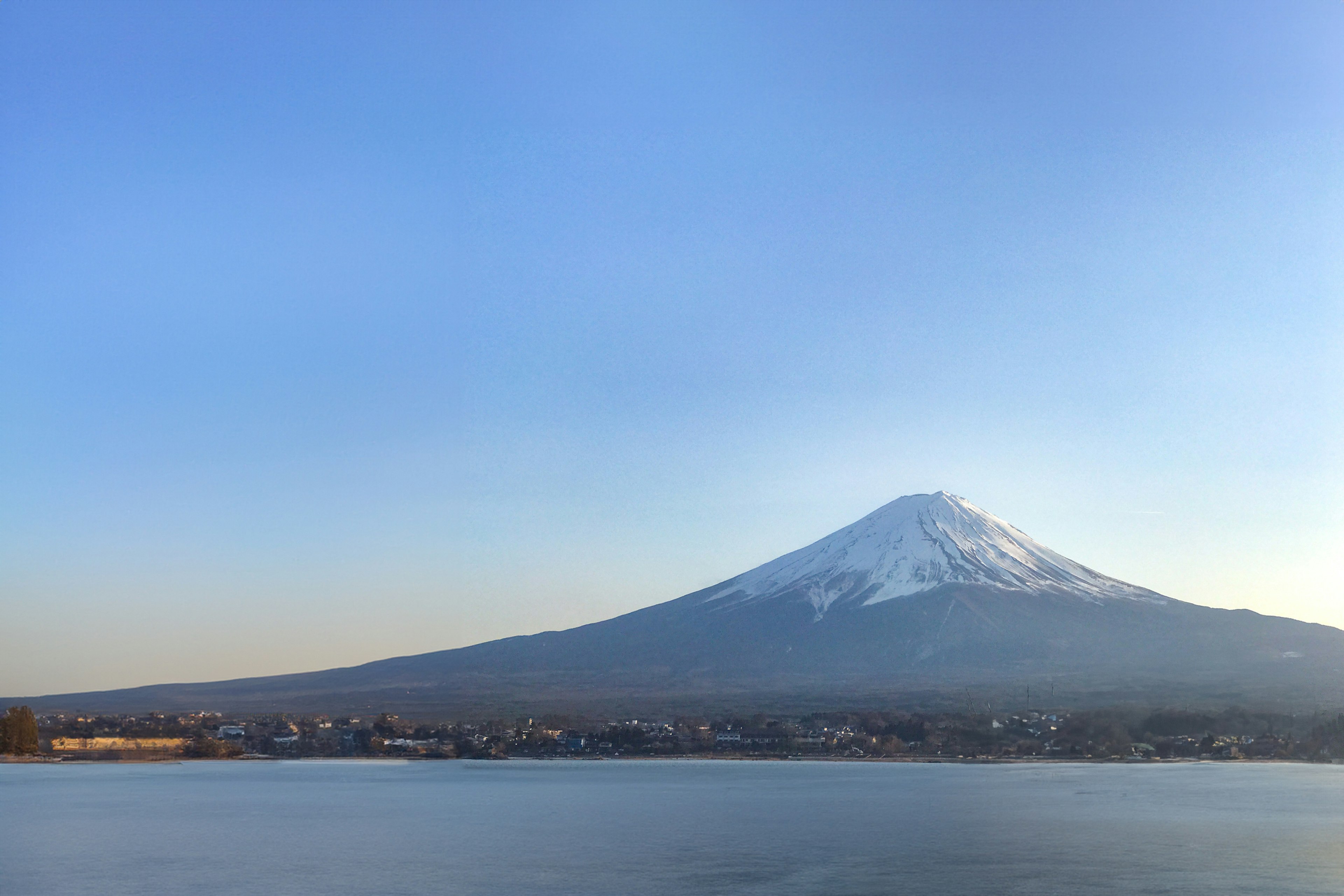 富士山が湖の向こうにそびえる美しい風景