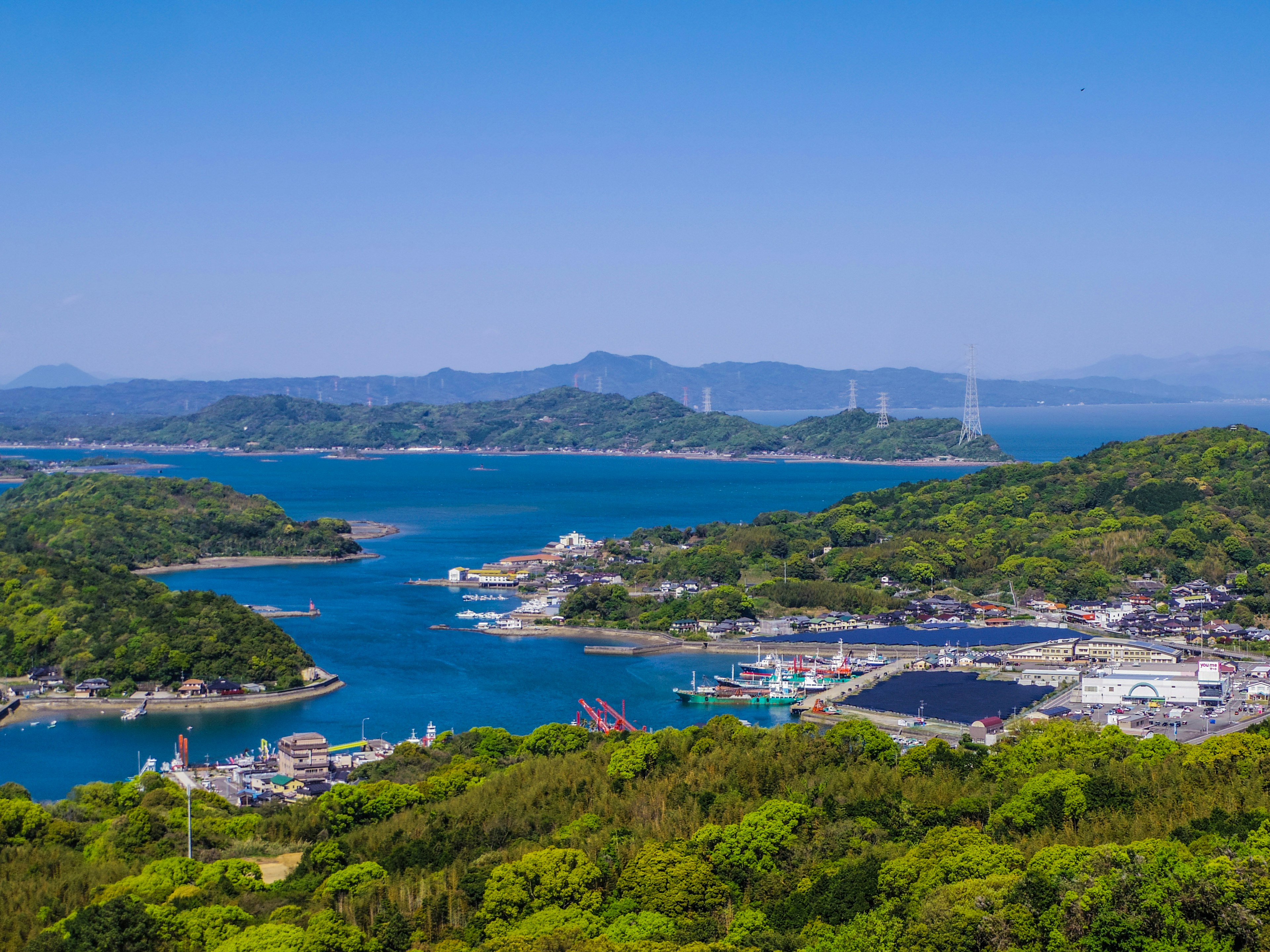 Vue panoramique de la mer magnifique et des îles verdoyantes