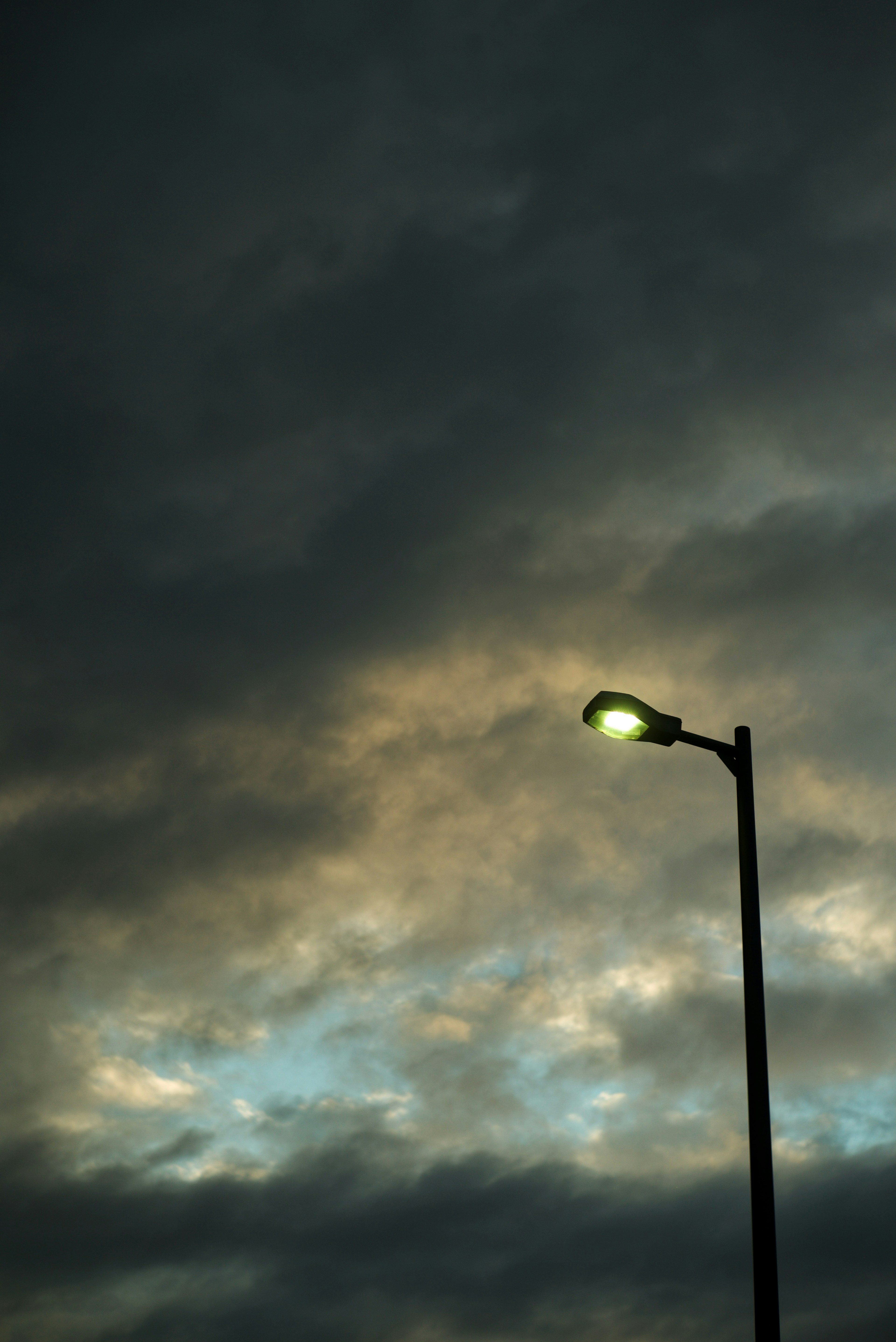 Farola bajo un cielo nublado oscuro