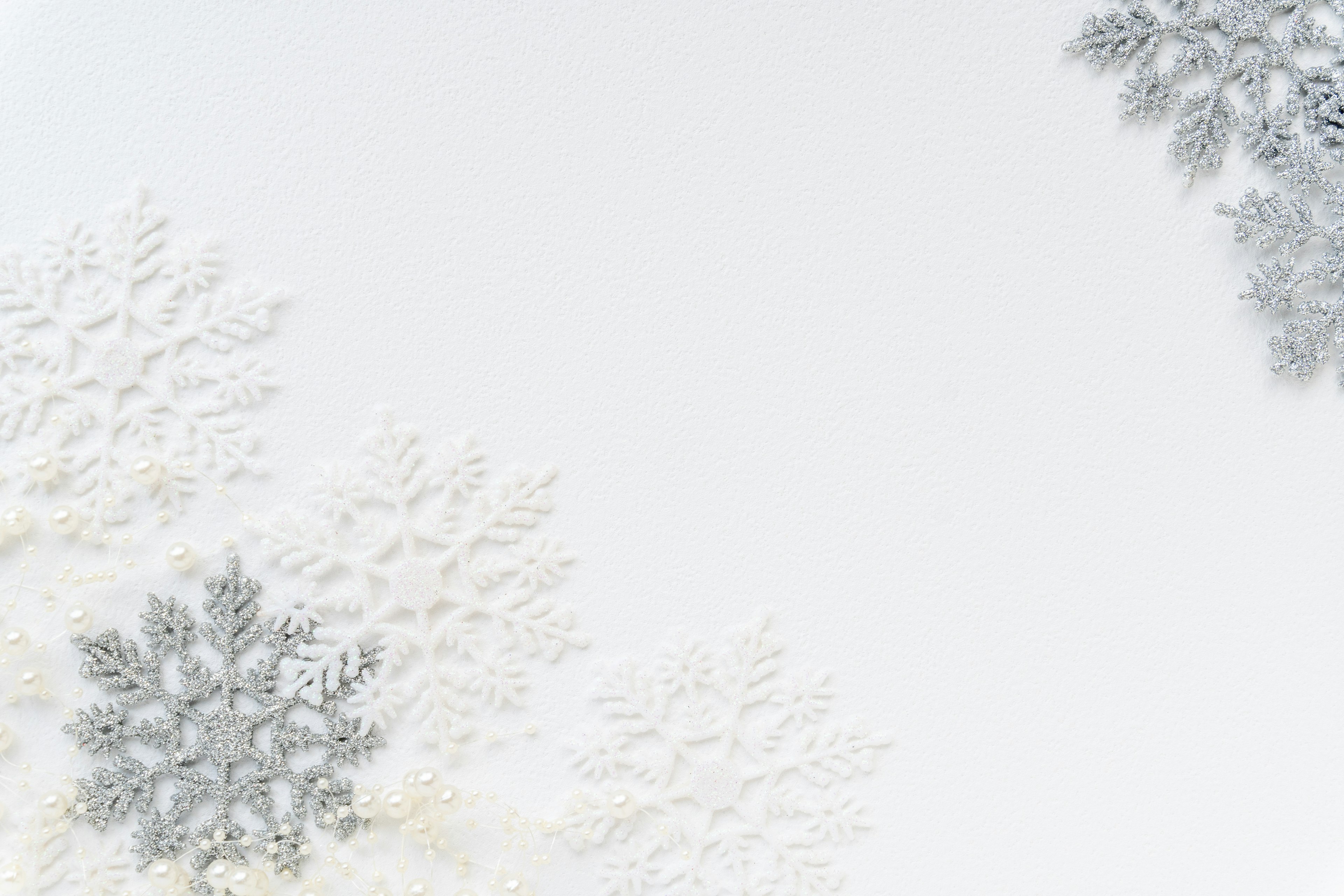 A simple and beautiful design featuring snowflakes scattered on a white background