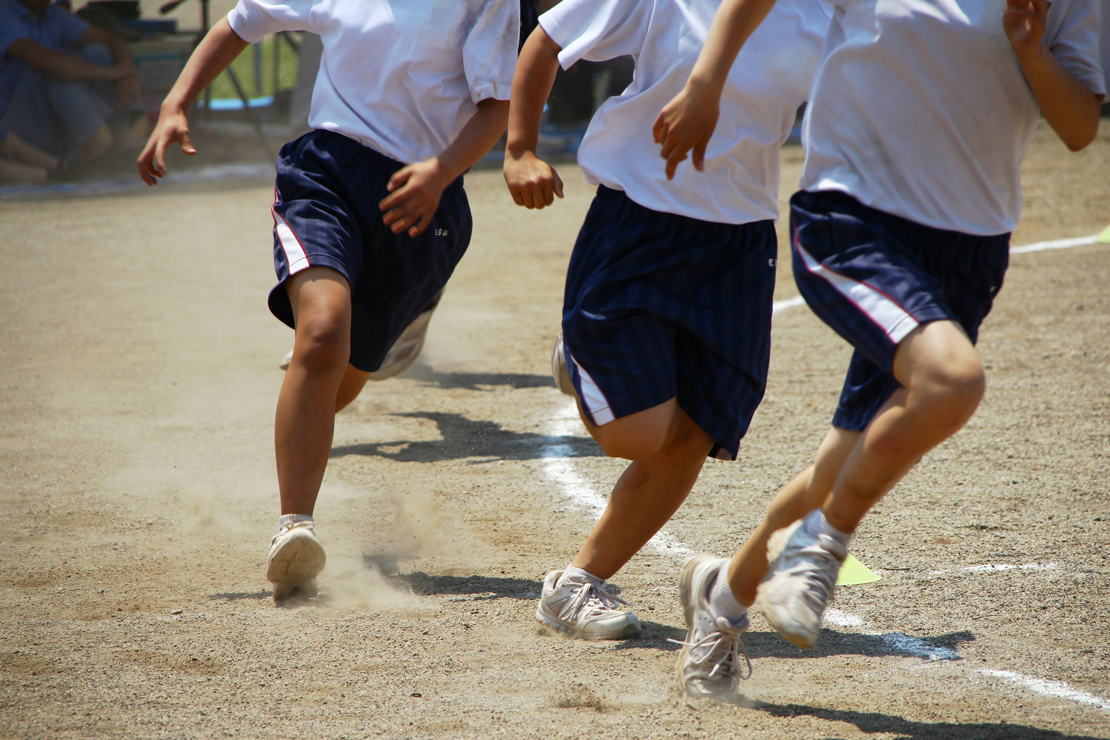 Primo piano delle gambe di bambini che corrono durante un evento sportivo