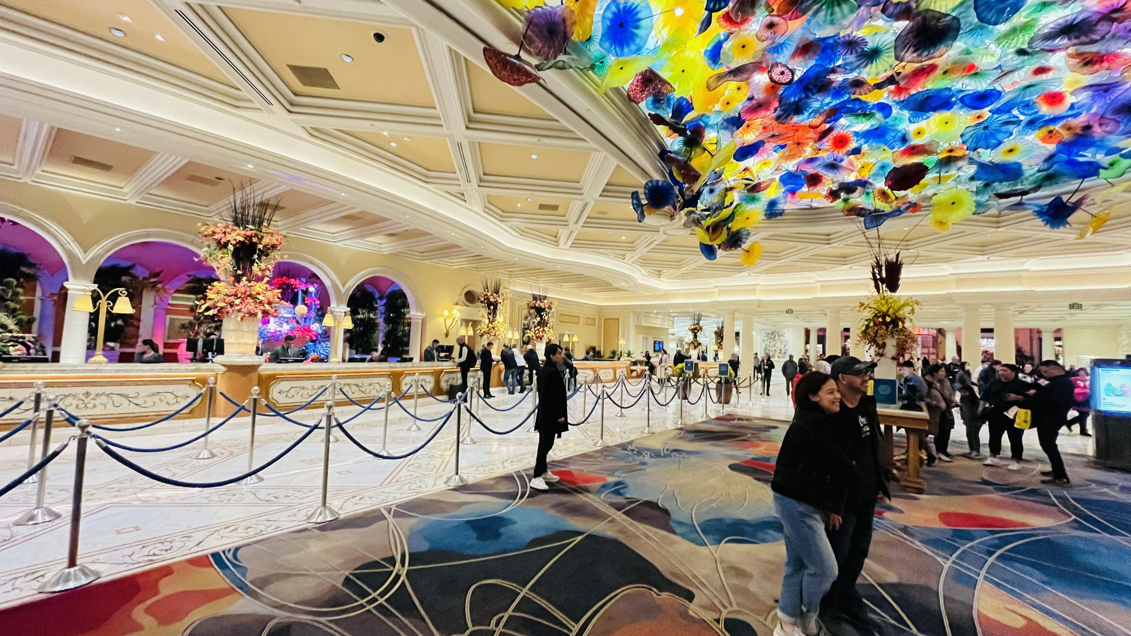 Escena de vestíbulo lujoso con una lámpara de cristal colorida colgando del techo