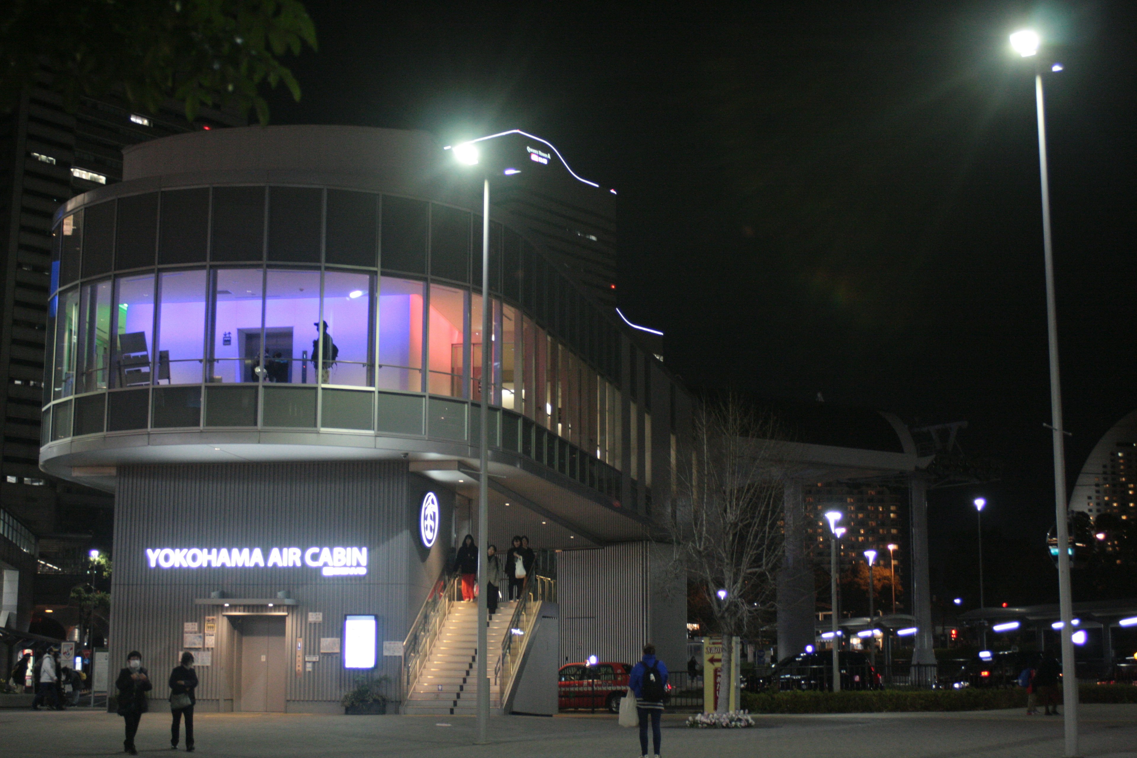 Modernes Gebäude der Yokohama Air Cabin mit bunten Lichtern bei Nacht