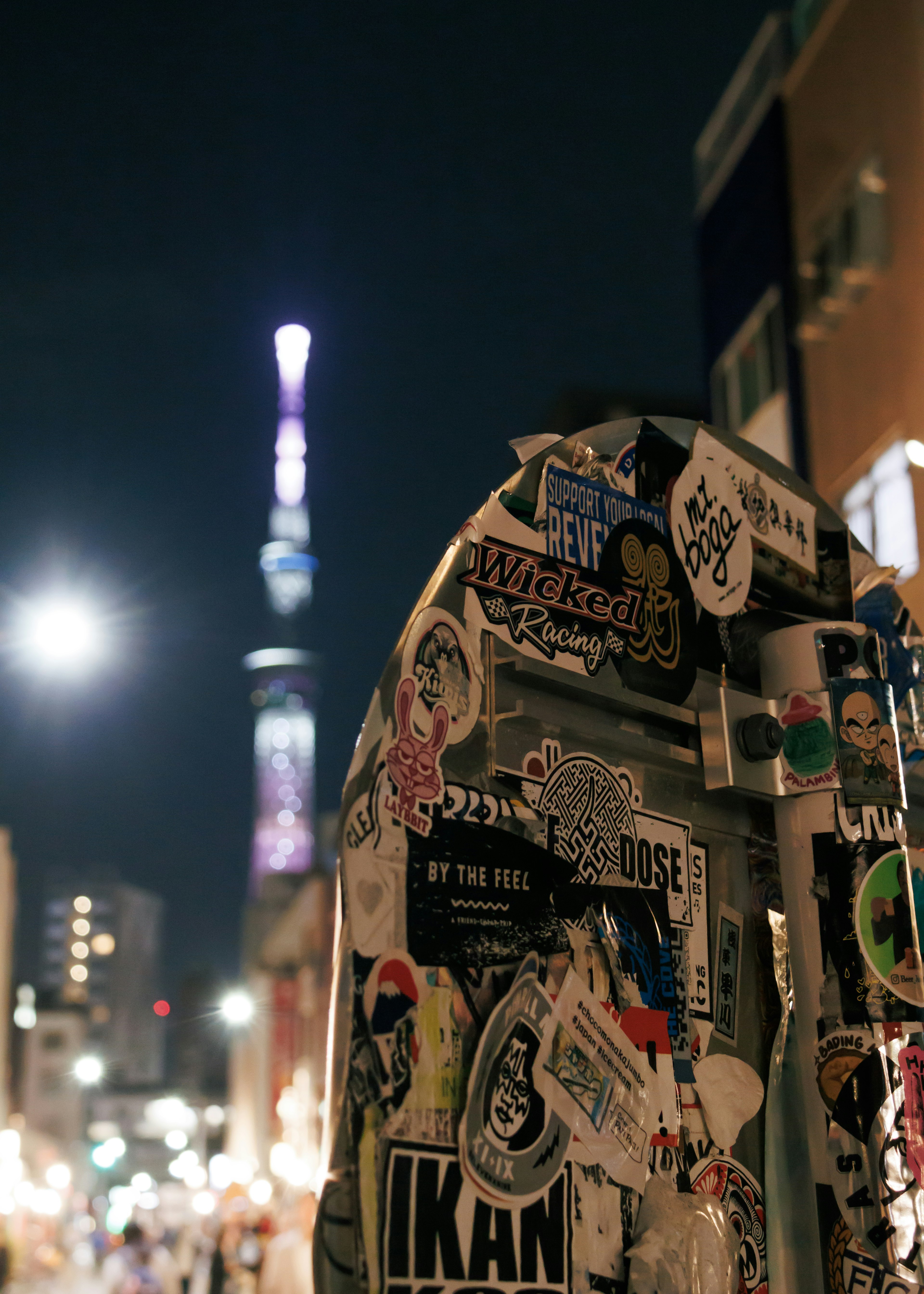 Pemandangan malam Tokyo Skytree dengan objek penuh stiker di latar depan