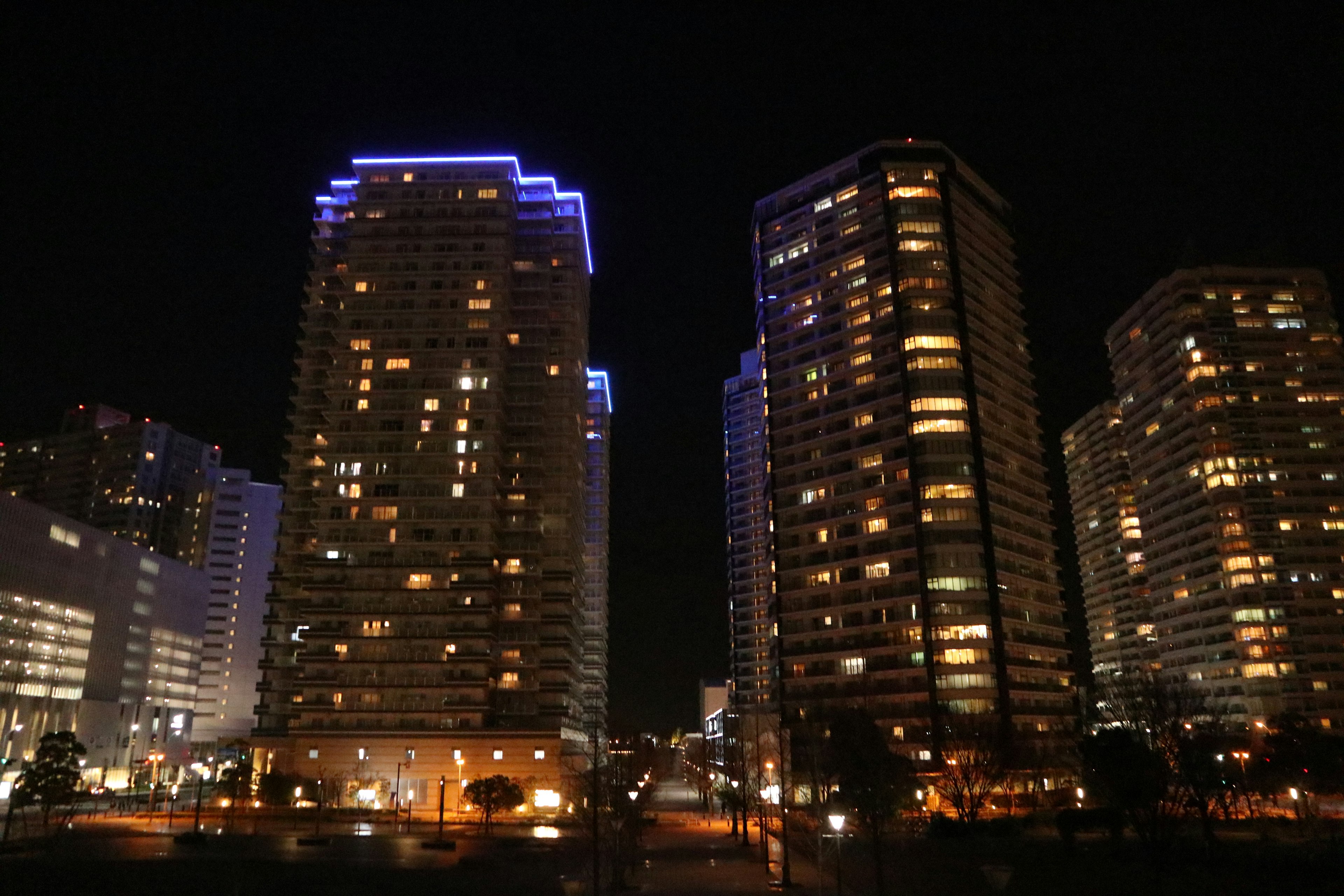 Paisaje urbano nocturno con rascacielos iluminados