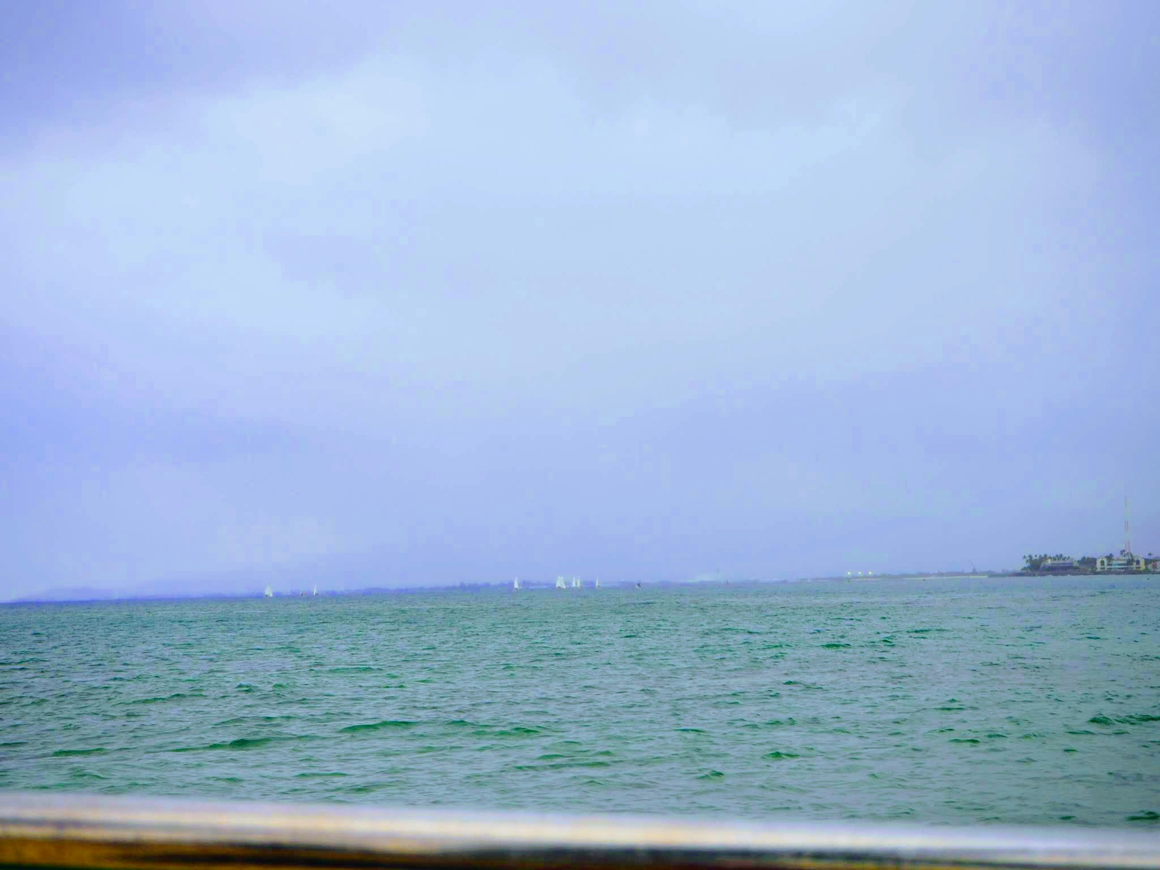 Paisaje marino con cielo nublado barcos a lo lejos