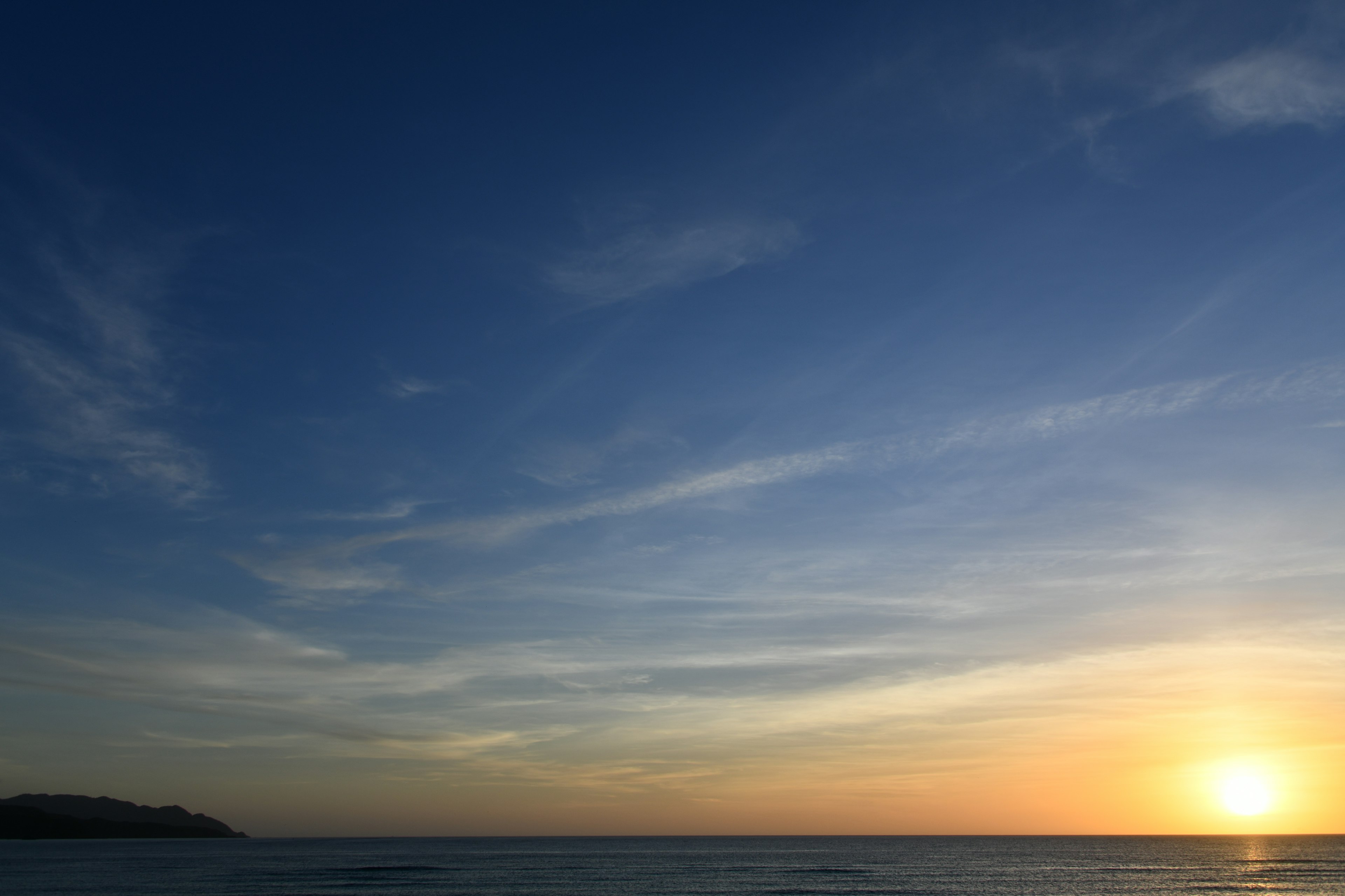 海と空の美しい夕日が映る景色