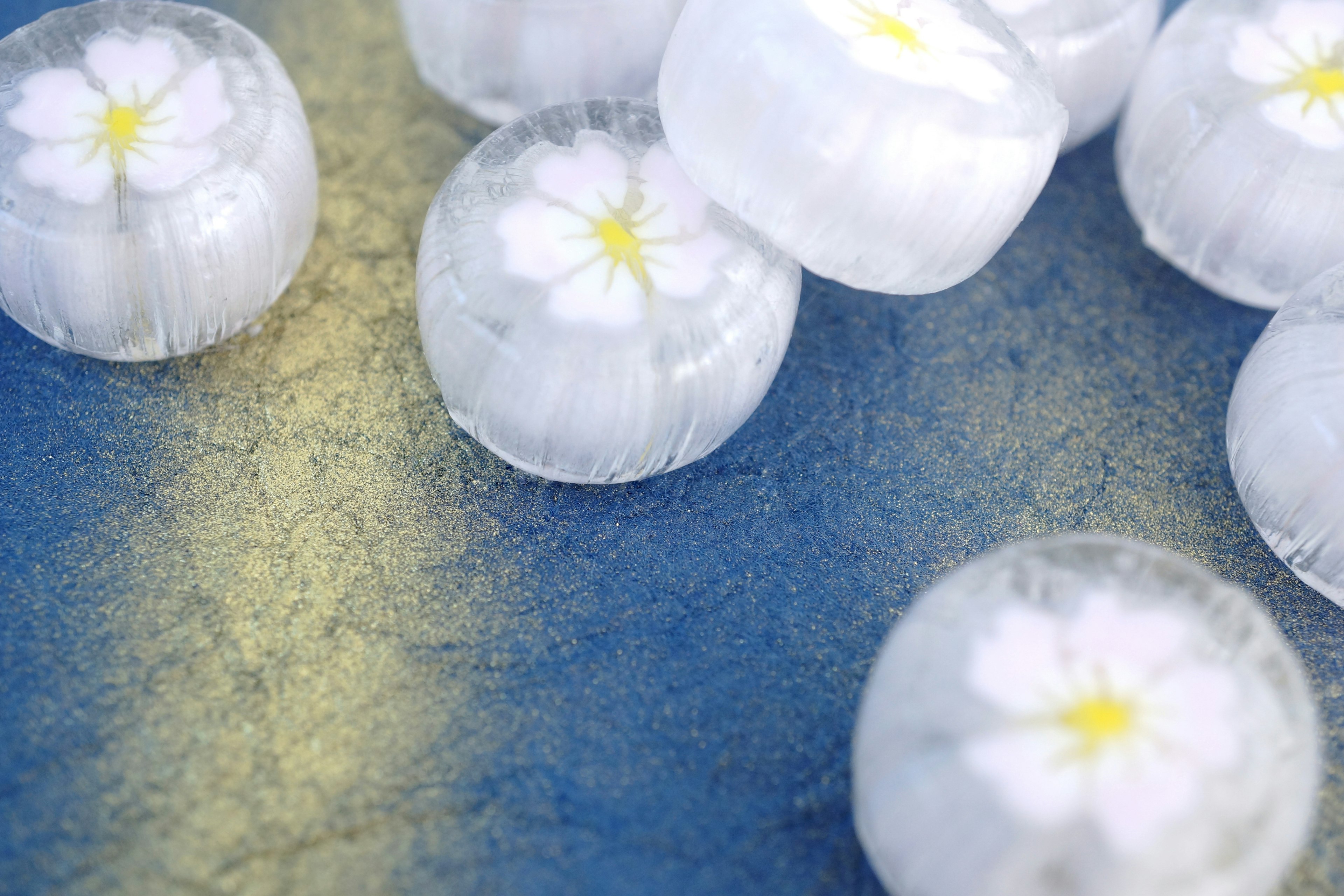 Immagine bella di caramelle trasparenti con disegni di fiori di ciliegio