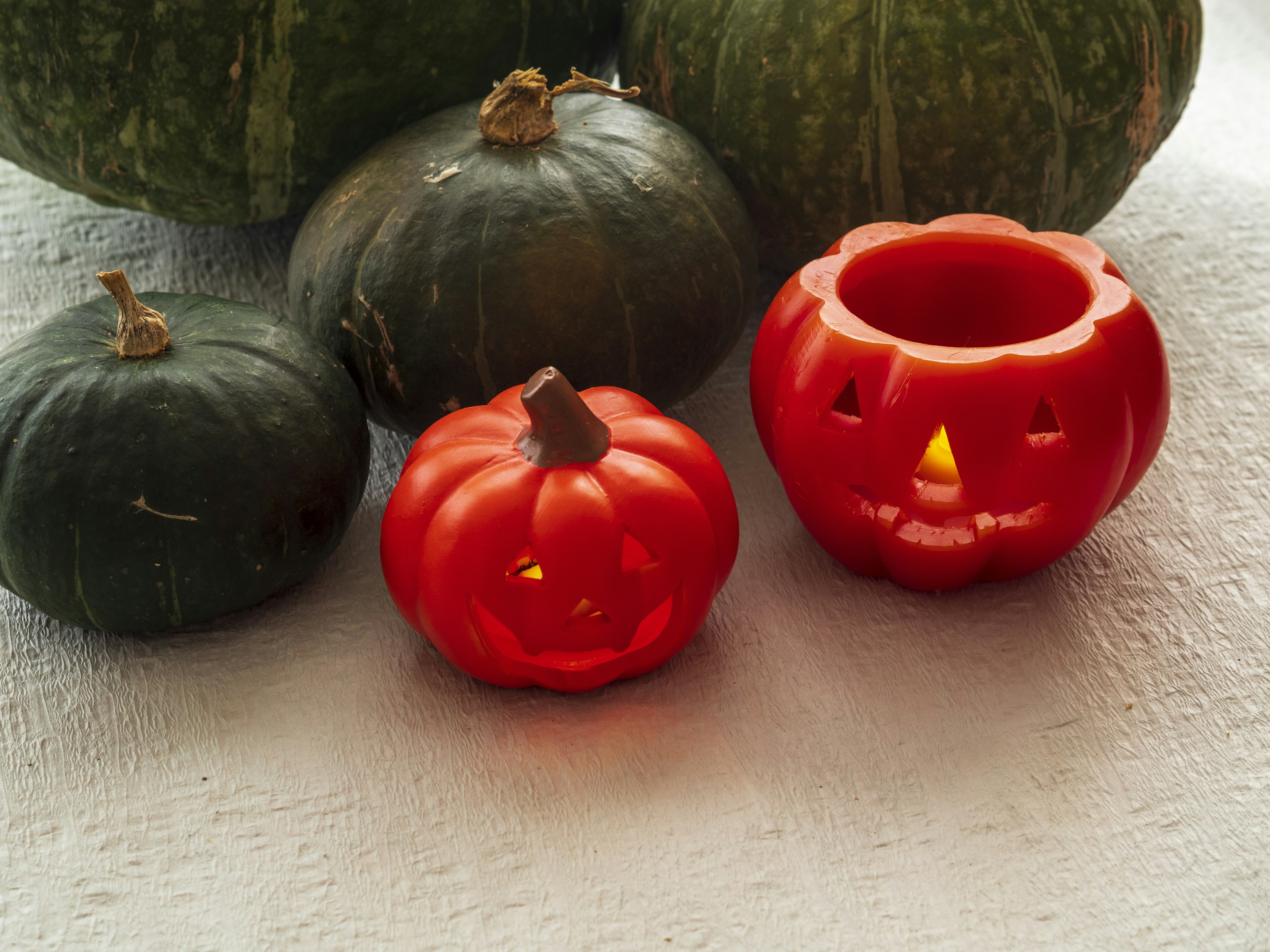 Escena de Halloween con calabazas rojas y verdes