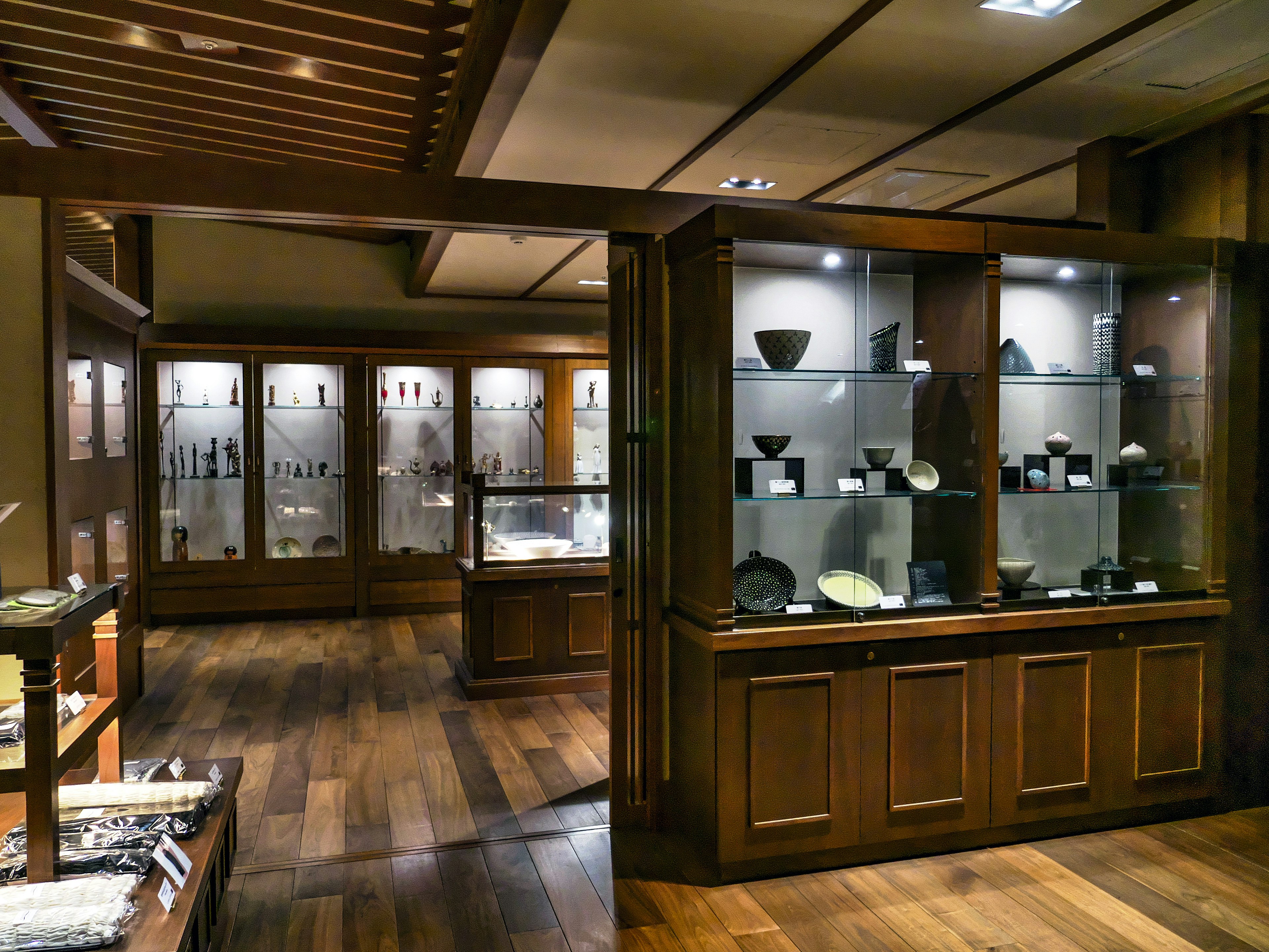 Intérieur d'une salle d'exposition en bois présentant divers artefacts