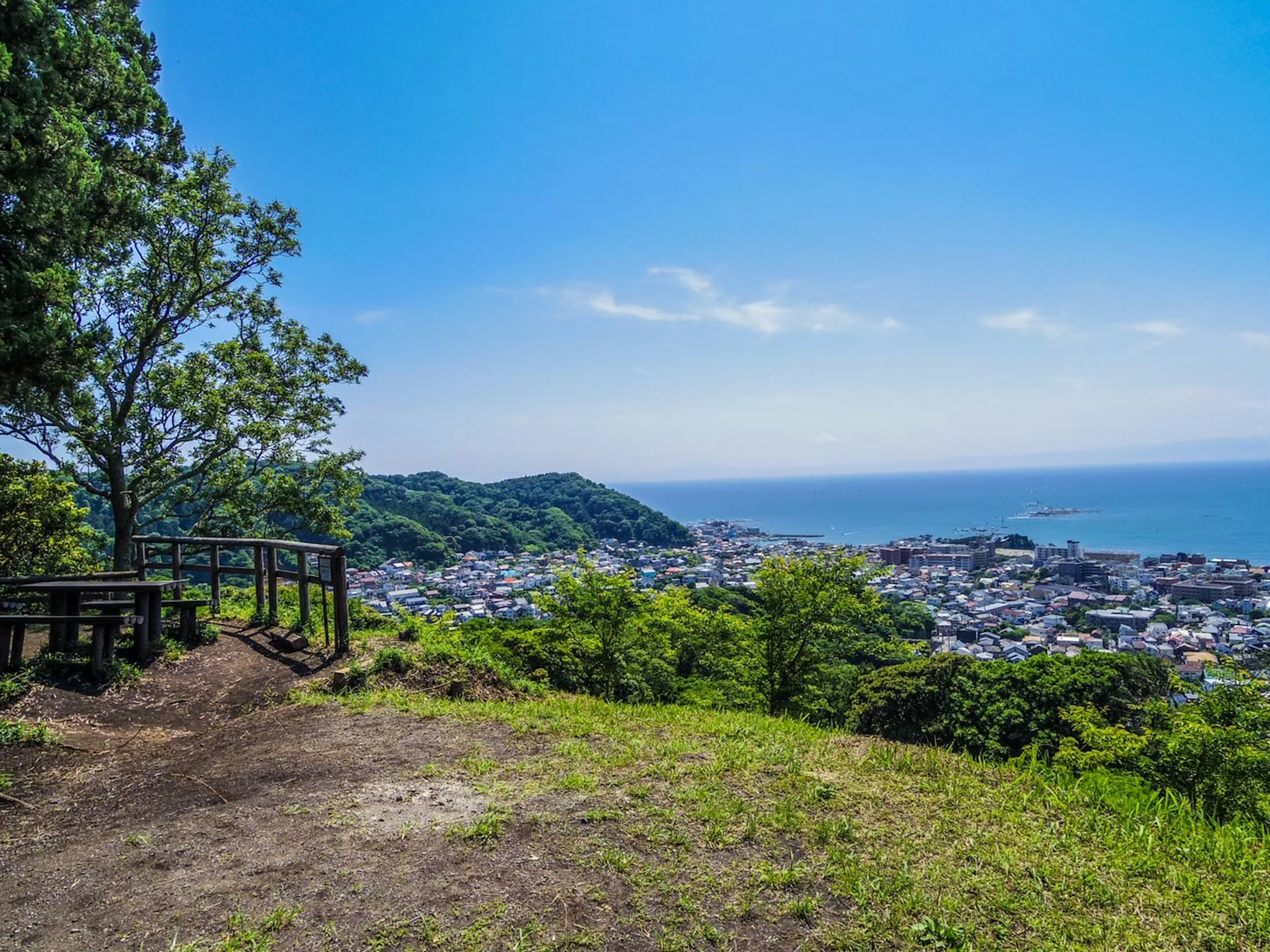 Panoramablick auf eine Stadt und das Meer unter blauem Himmel