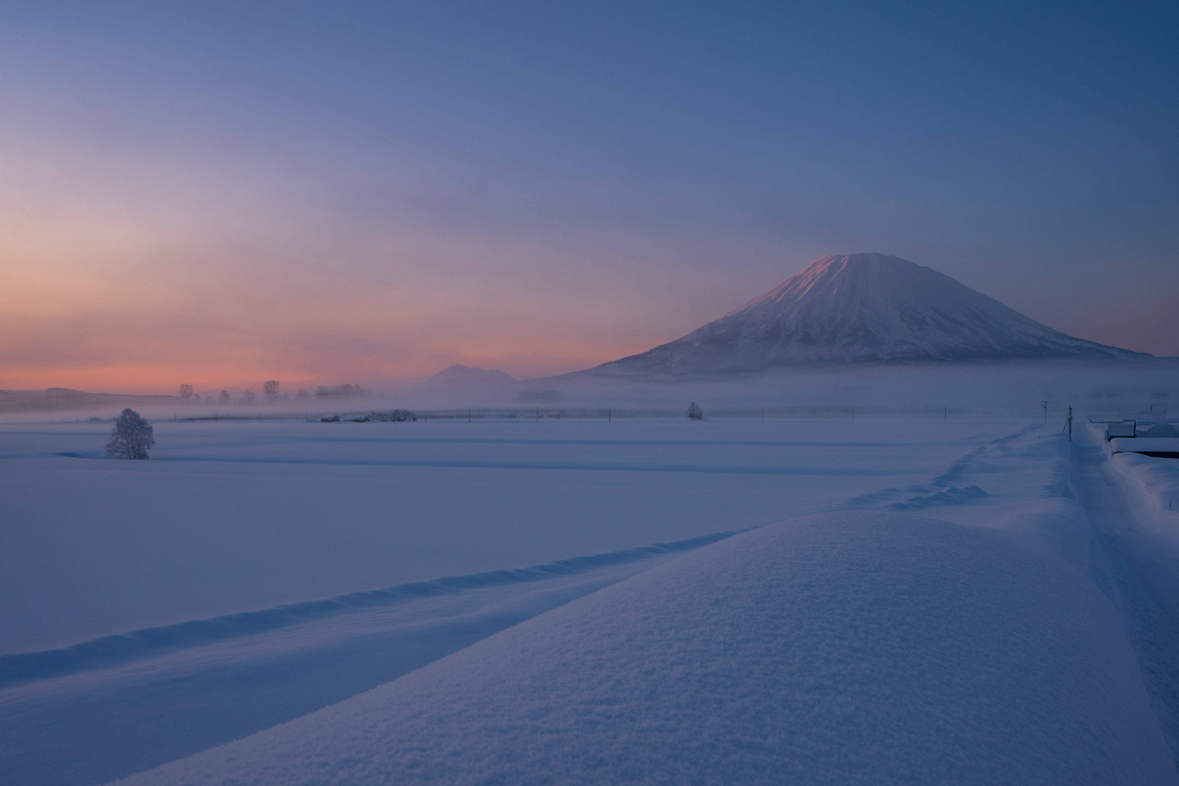 雪に覆われた山と静かな風景の美しい朝の風景