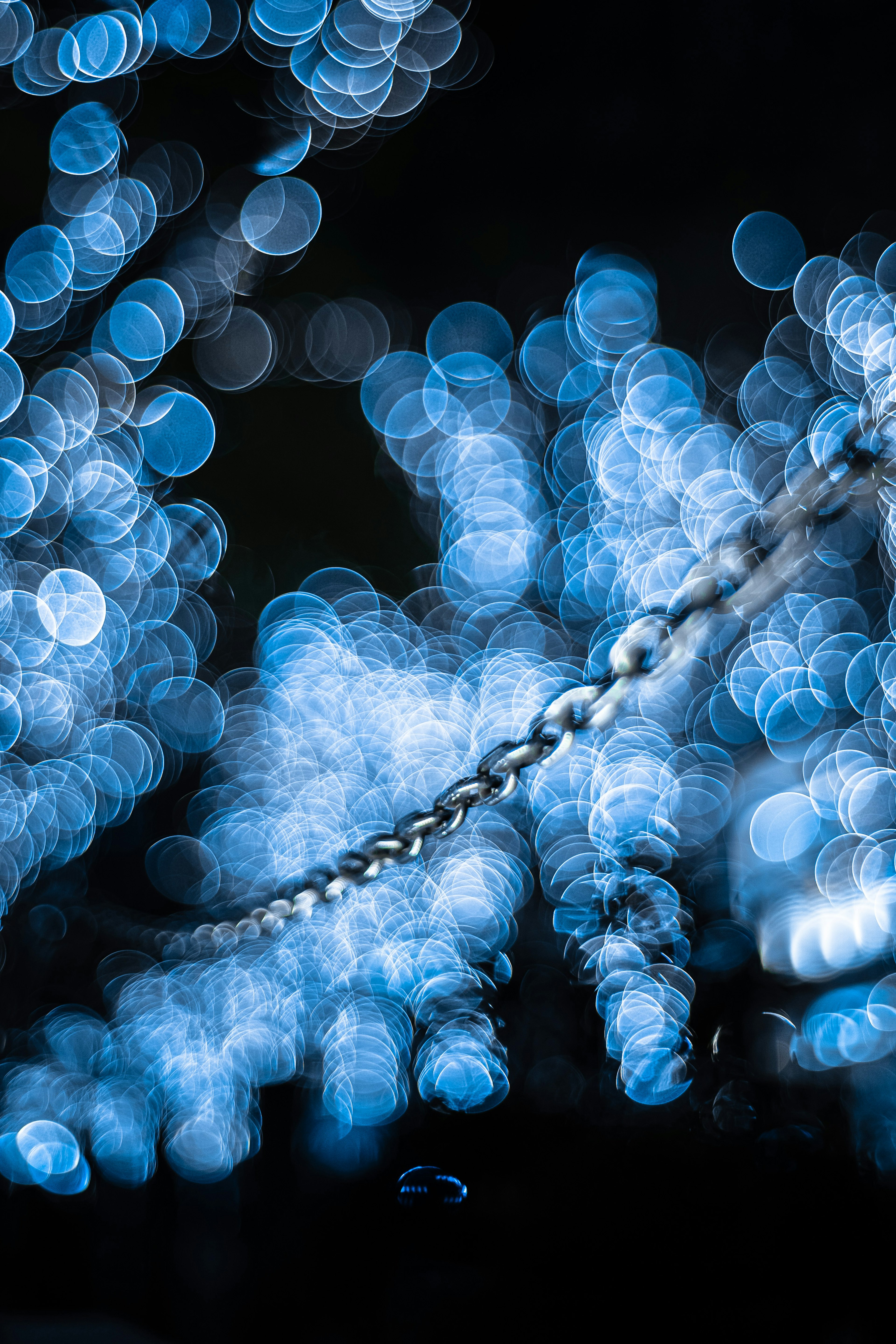 Lumières bleues floues ressemblant à des décorations de Noël