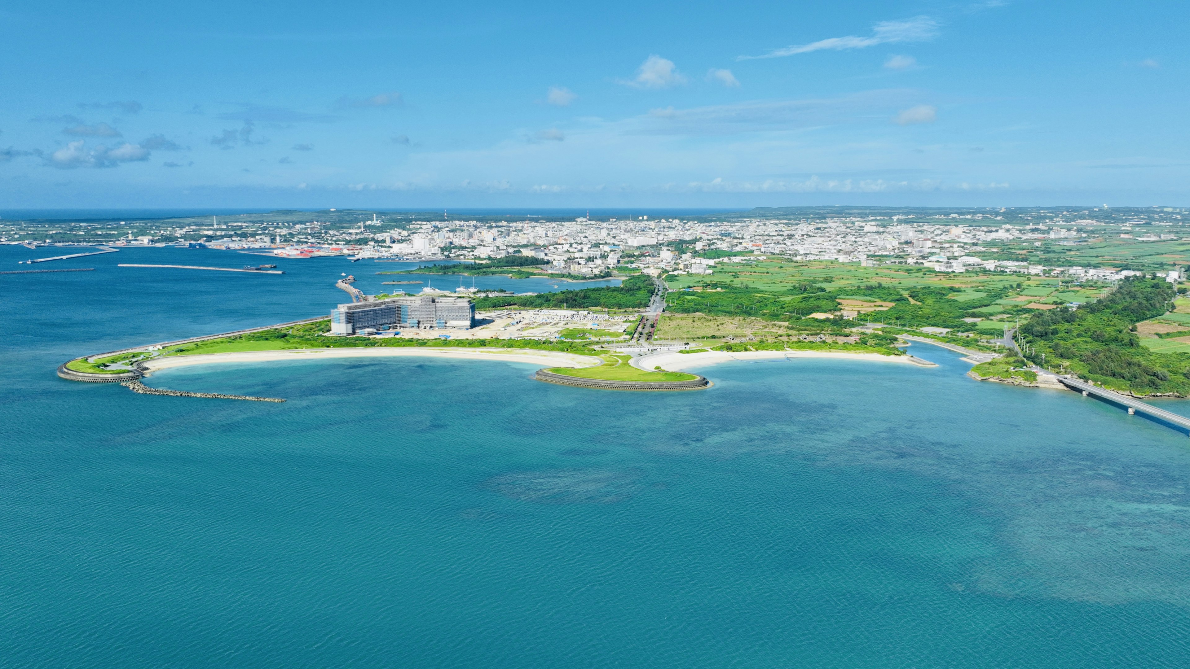 青い海と緑の土地に囲まれた沖縄の美しい空撮風景