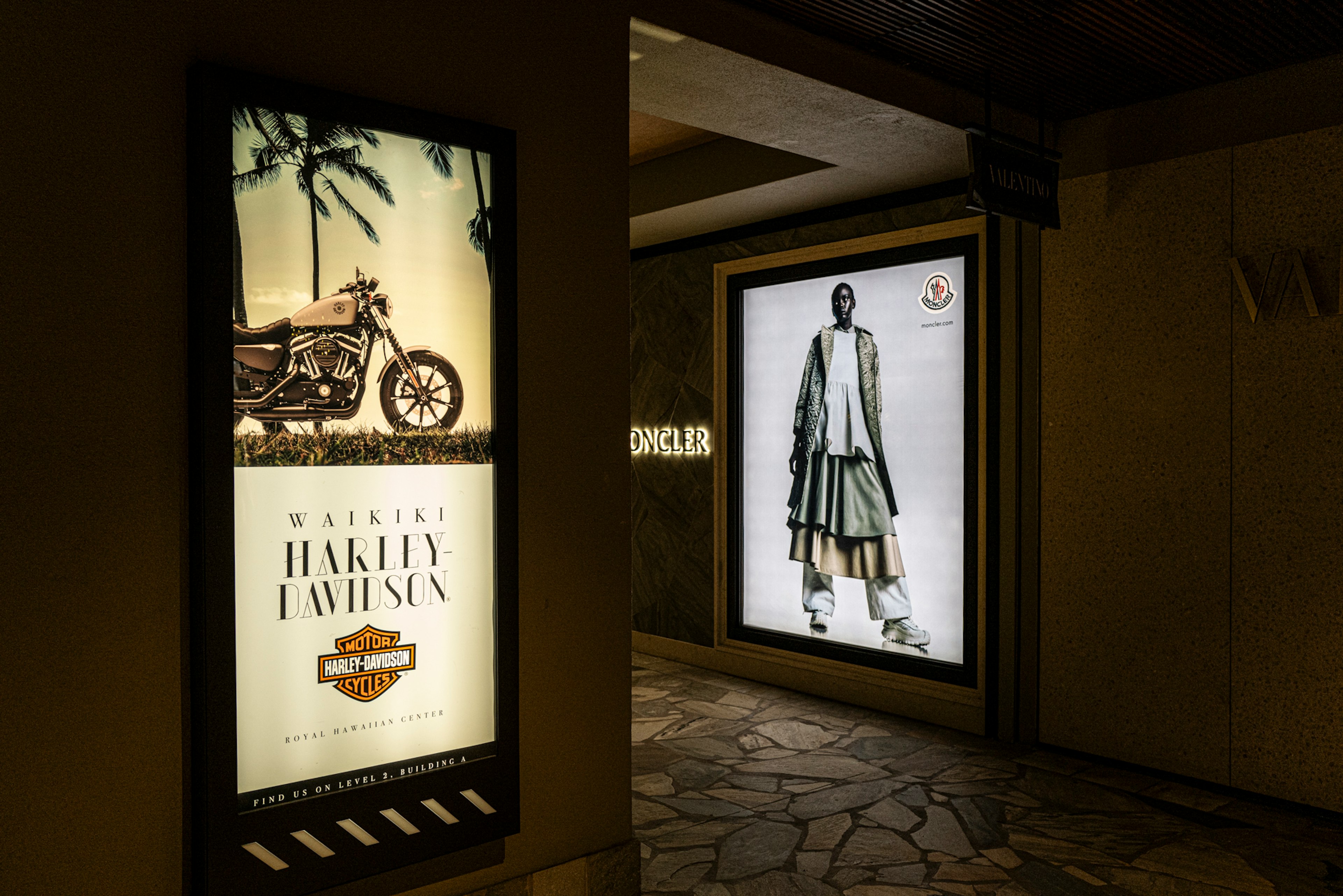 Harley Davidson-Werbung und Modelplakat in einem schwach beleuchteten Flur