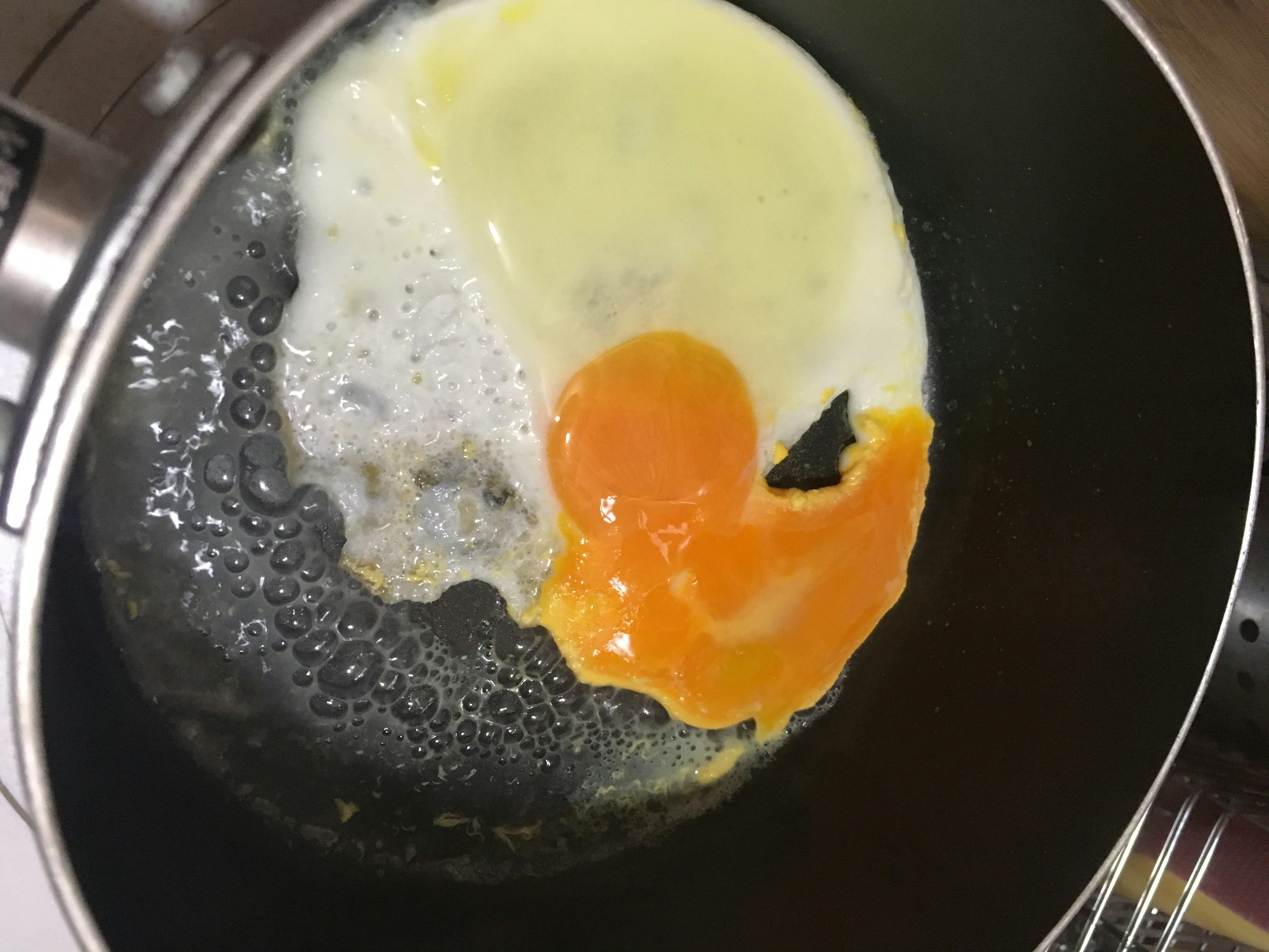 Blanc et jaune d'œuf en train de frémir dans une poêle