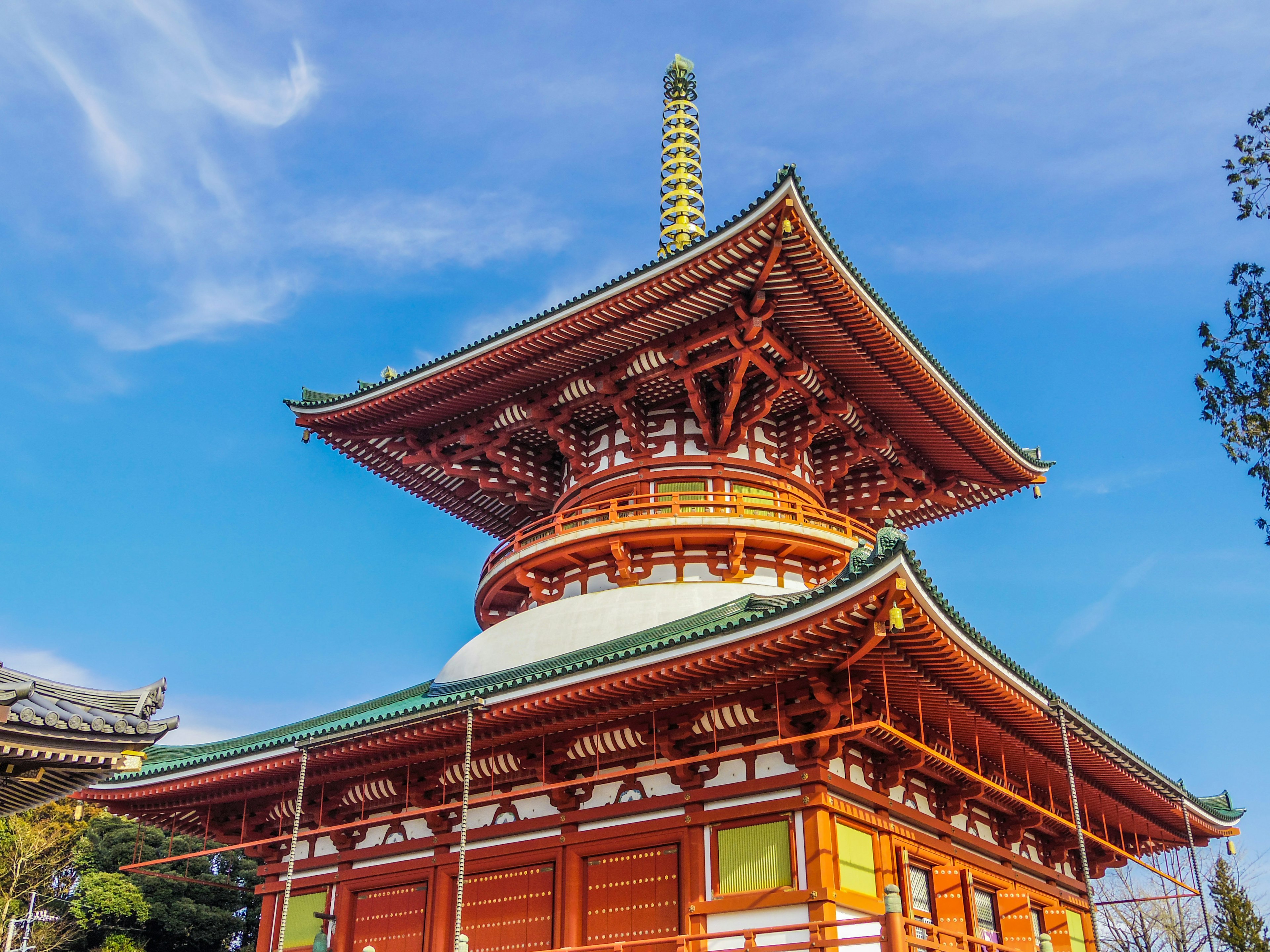 Schöne japanische Pagodenstruktur, die unter einem blauen Himmel aufragt