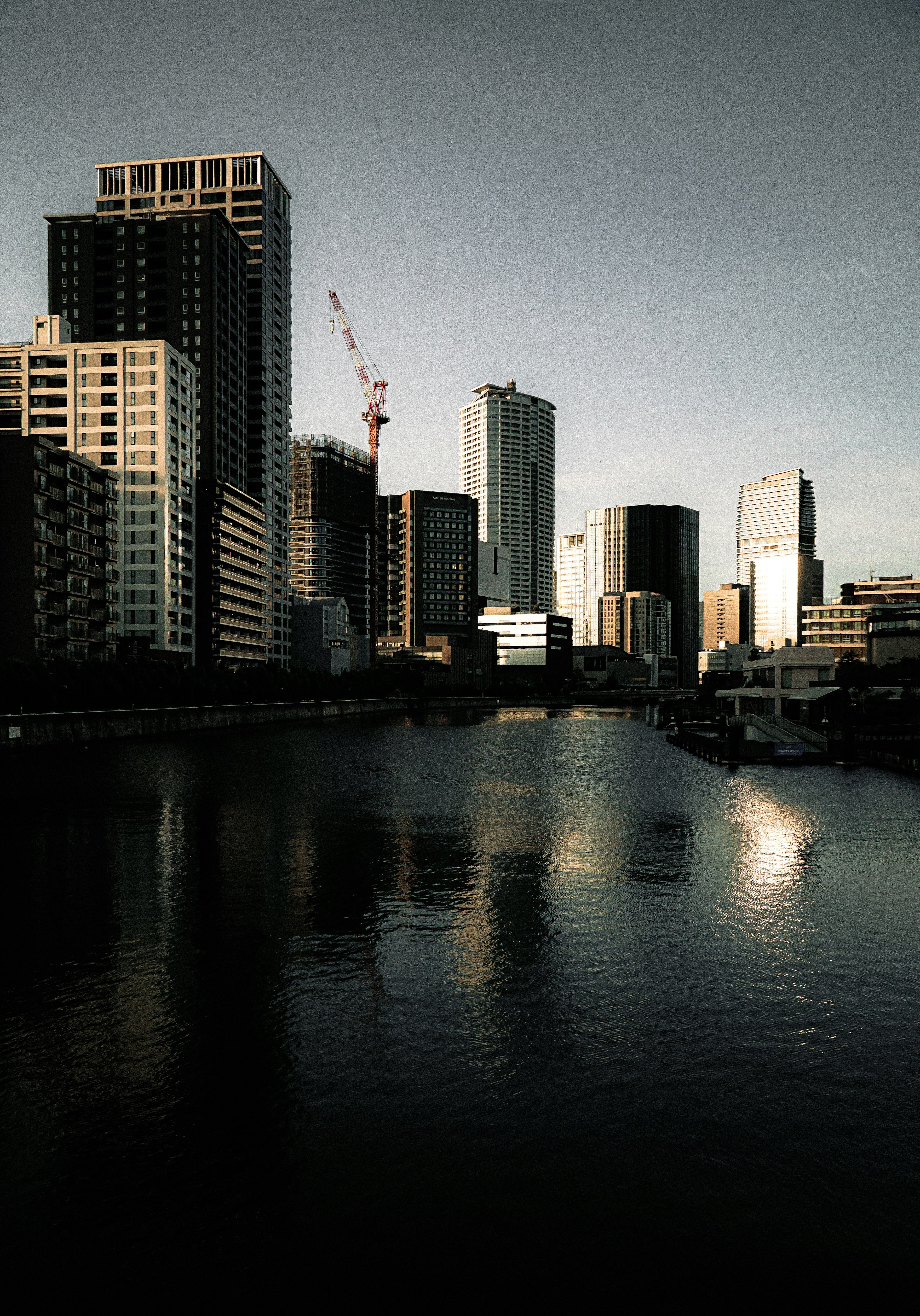 Paysage urbain avec de grands bâtiments et une rivière paisible