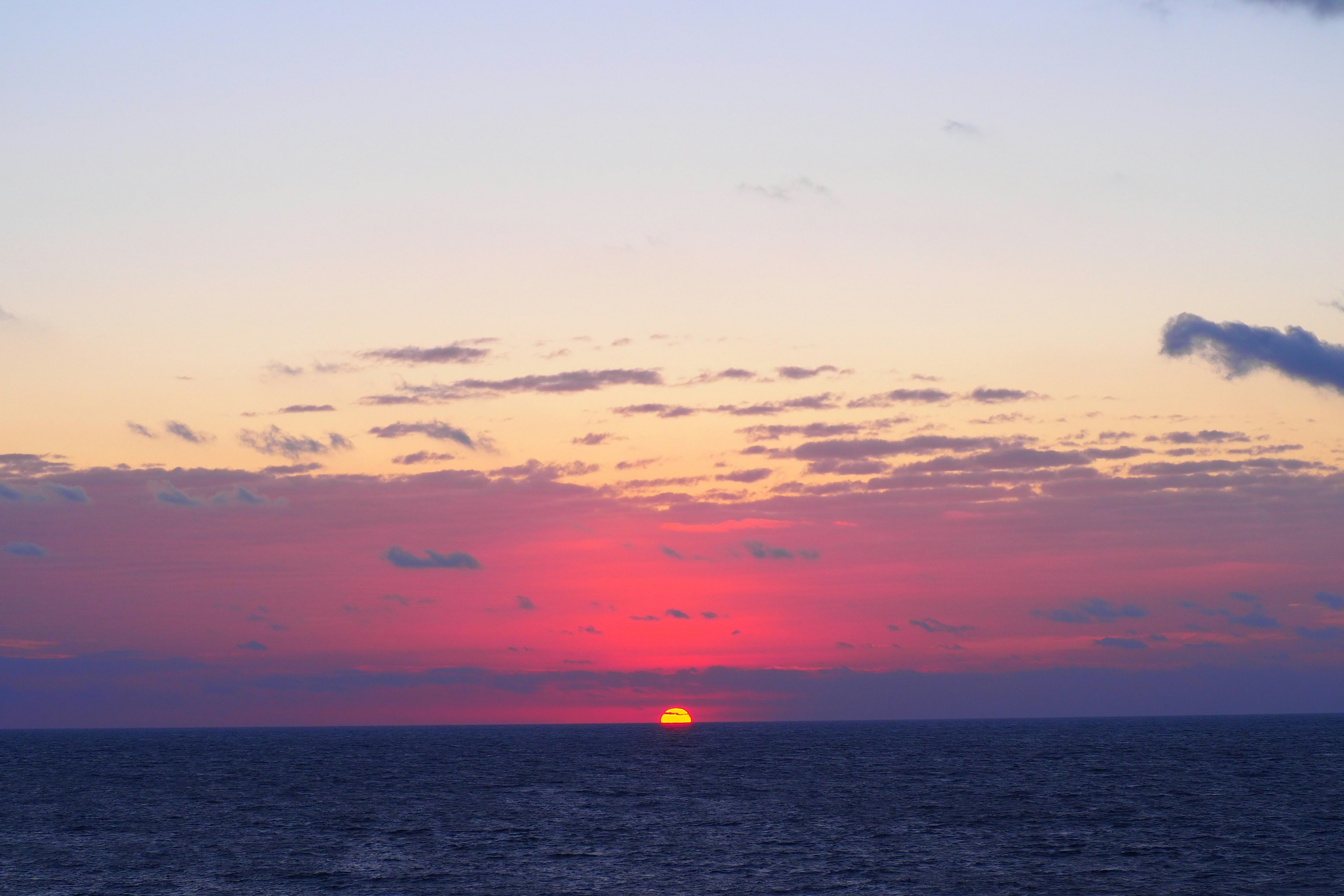 夕日が海に沈む美しい風景