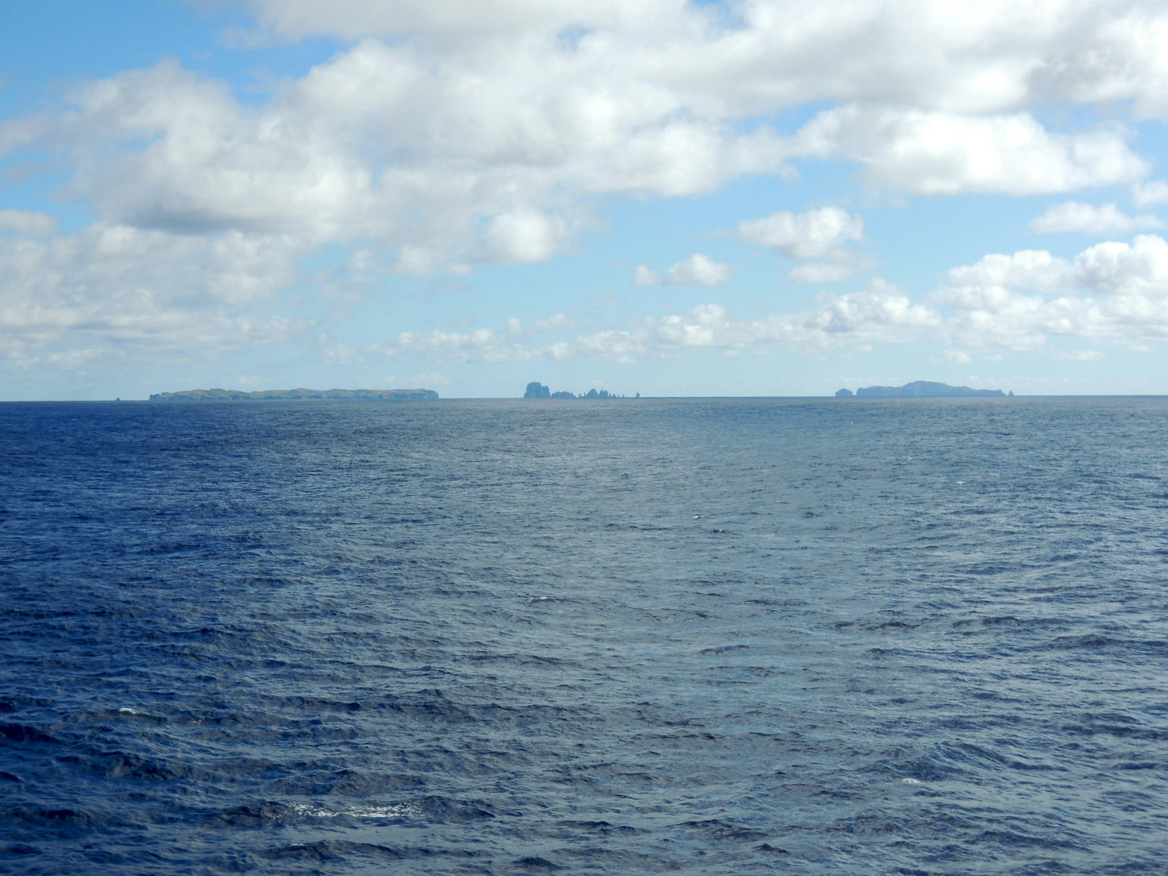 青い海と雲のある空に浮かぶ島々の風景