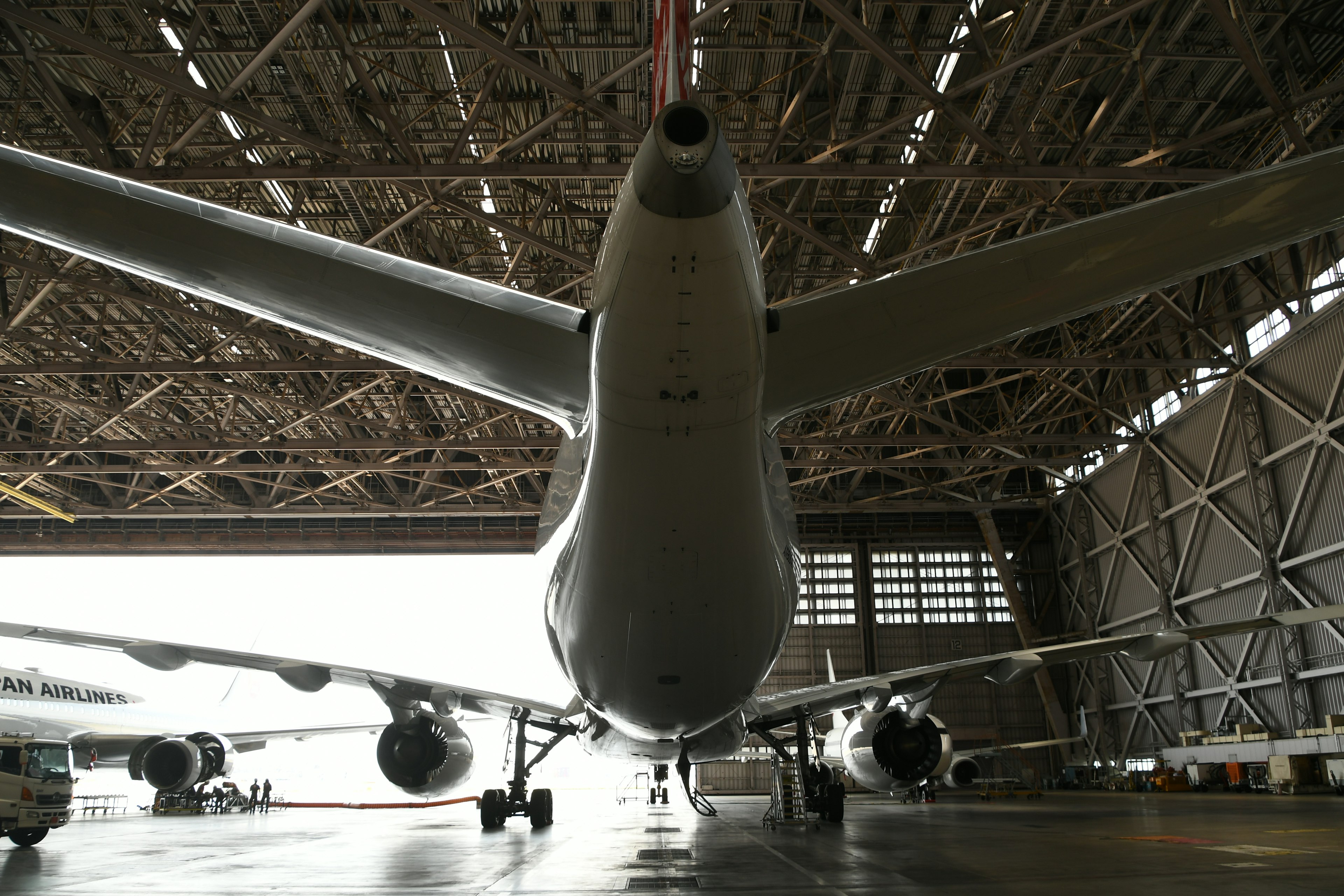 航空機のハンガー内の前方からの視点で見た大きな航空機