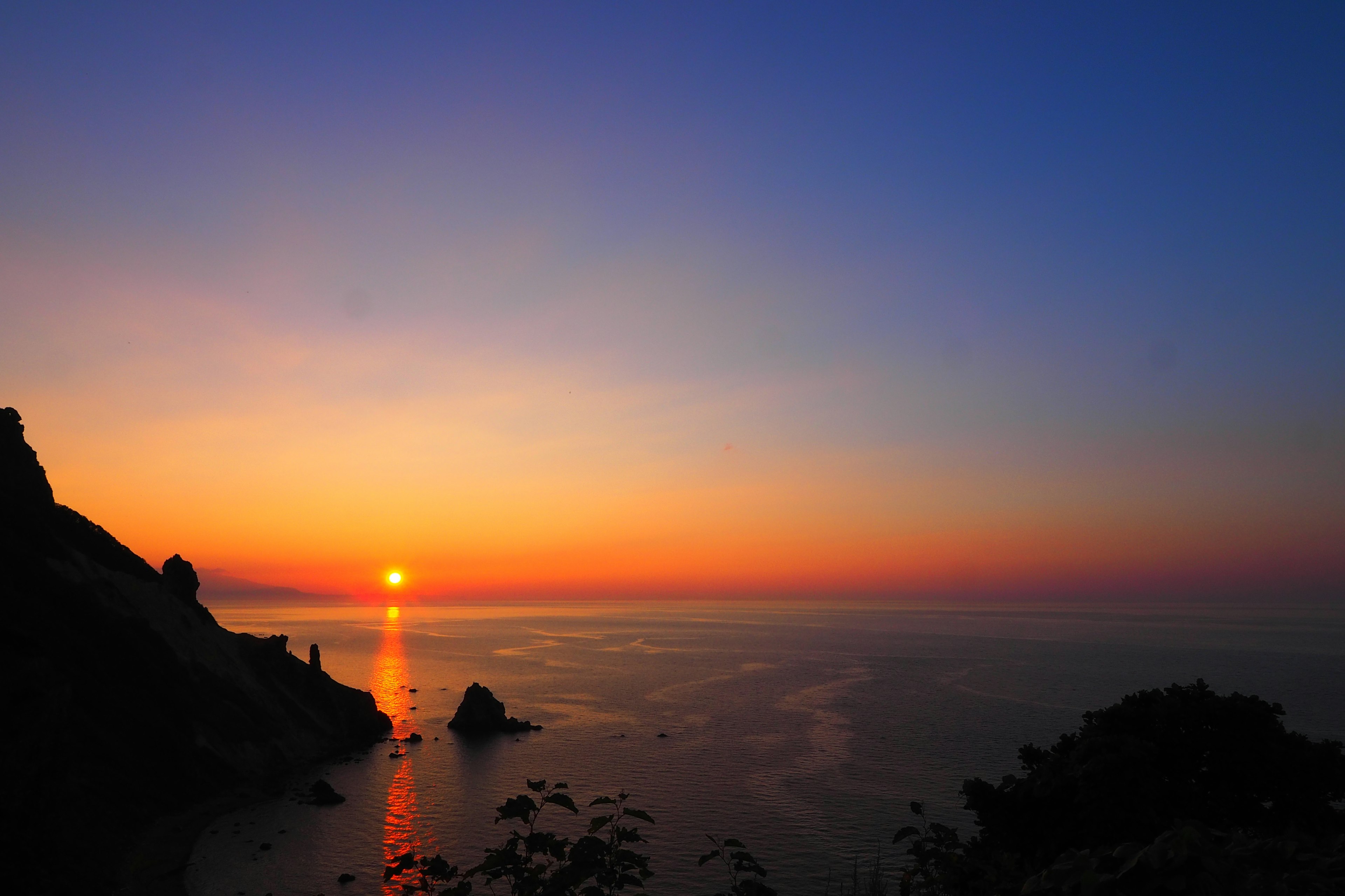 Bellissimo tramonto sull'oceano con cielo arancione e blu