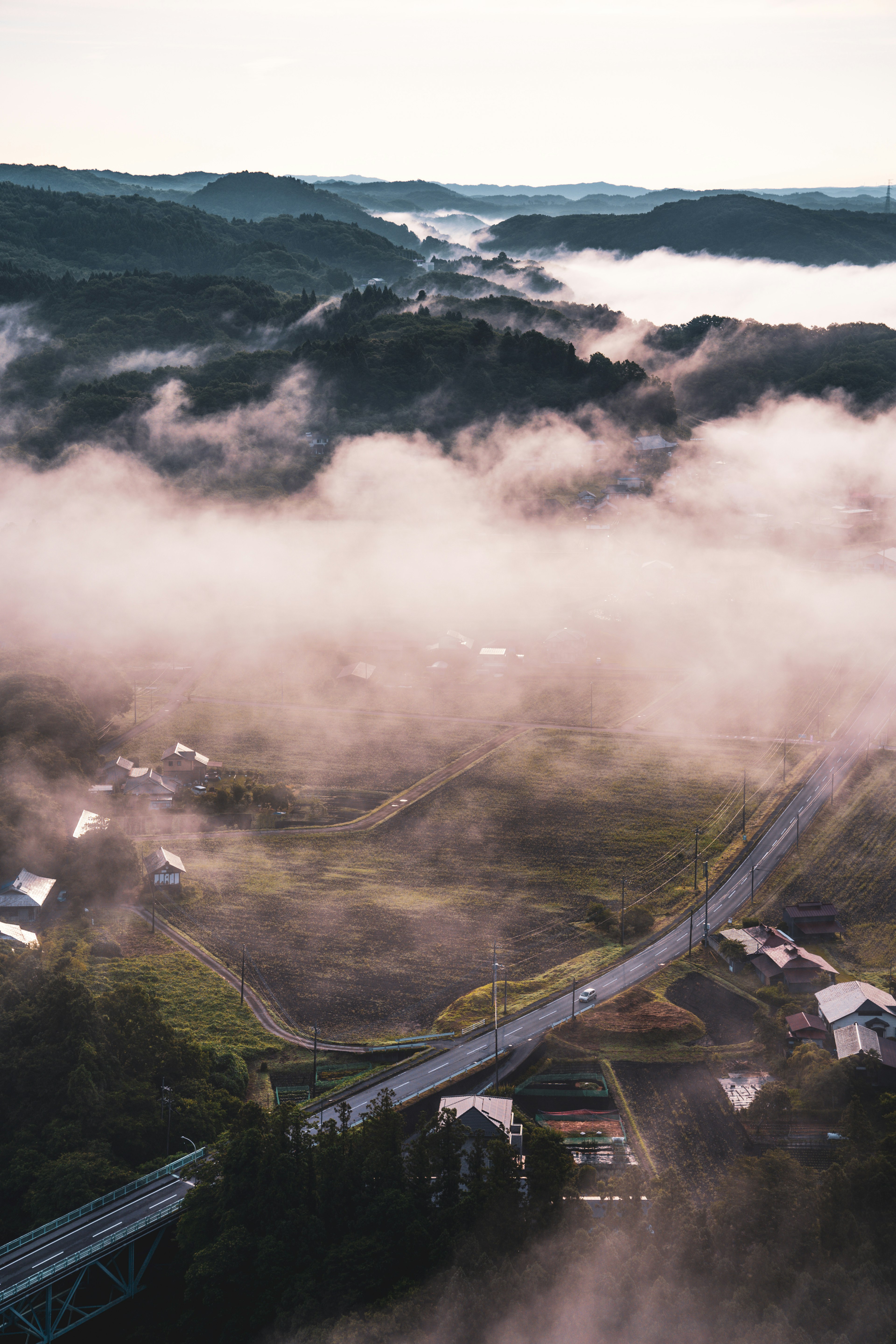 被雾气笼罩的山脉和道路的鸟瞰图