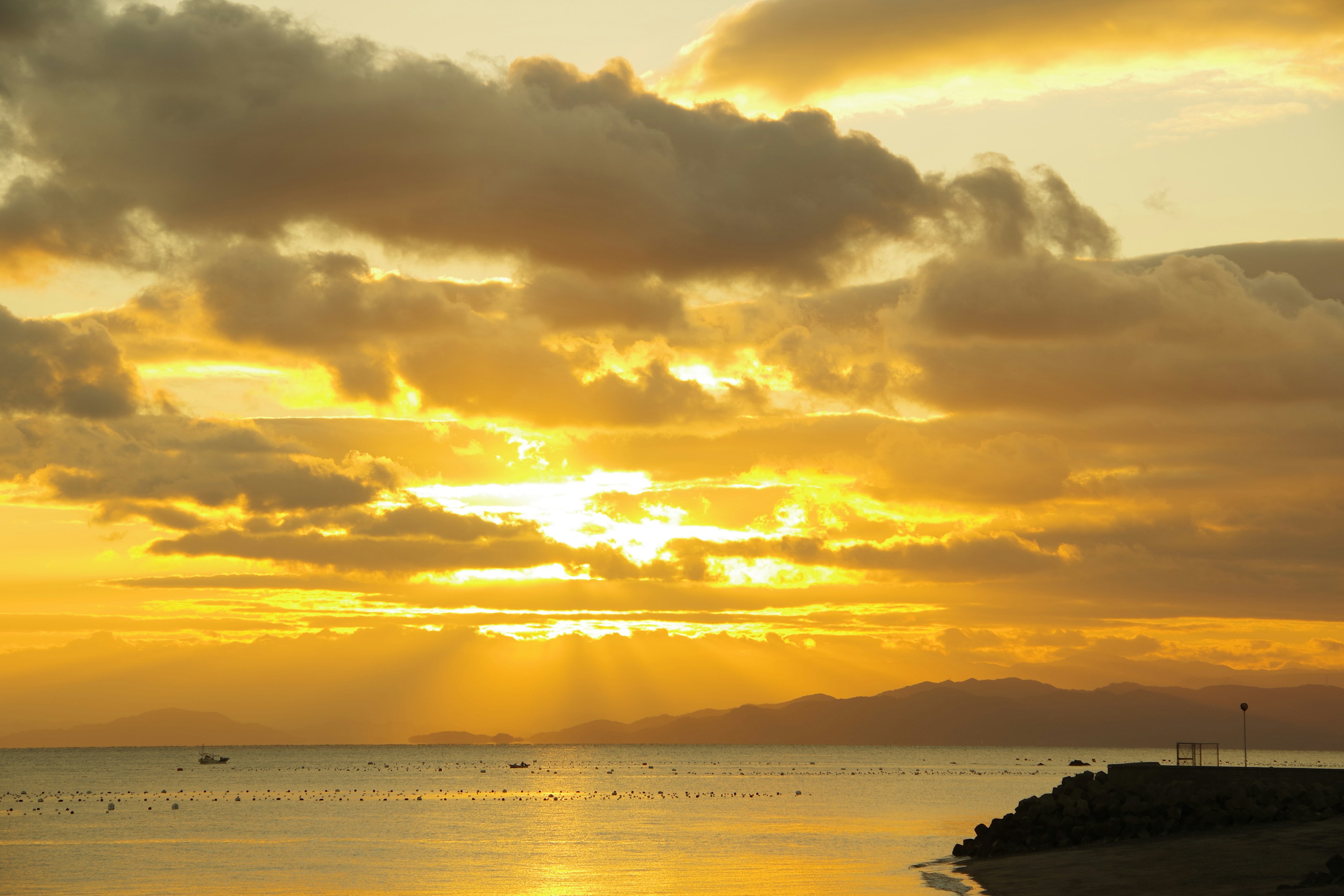 Schöner Sonnenuntergang, der sich im Meer spiegelt