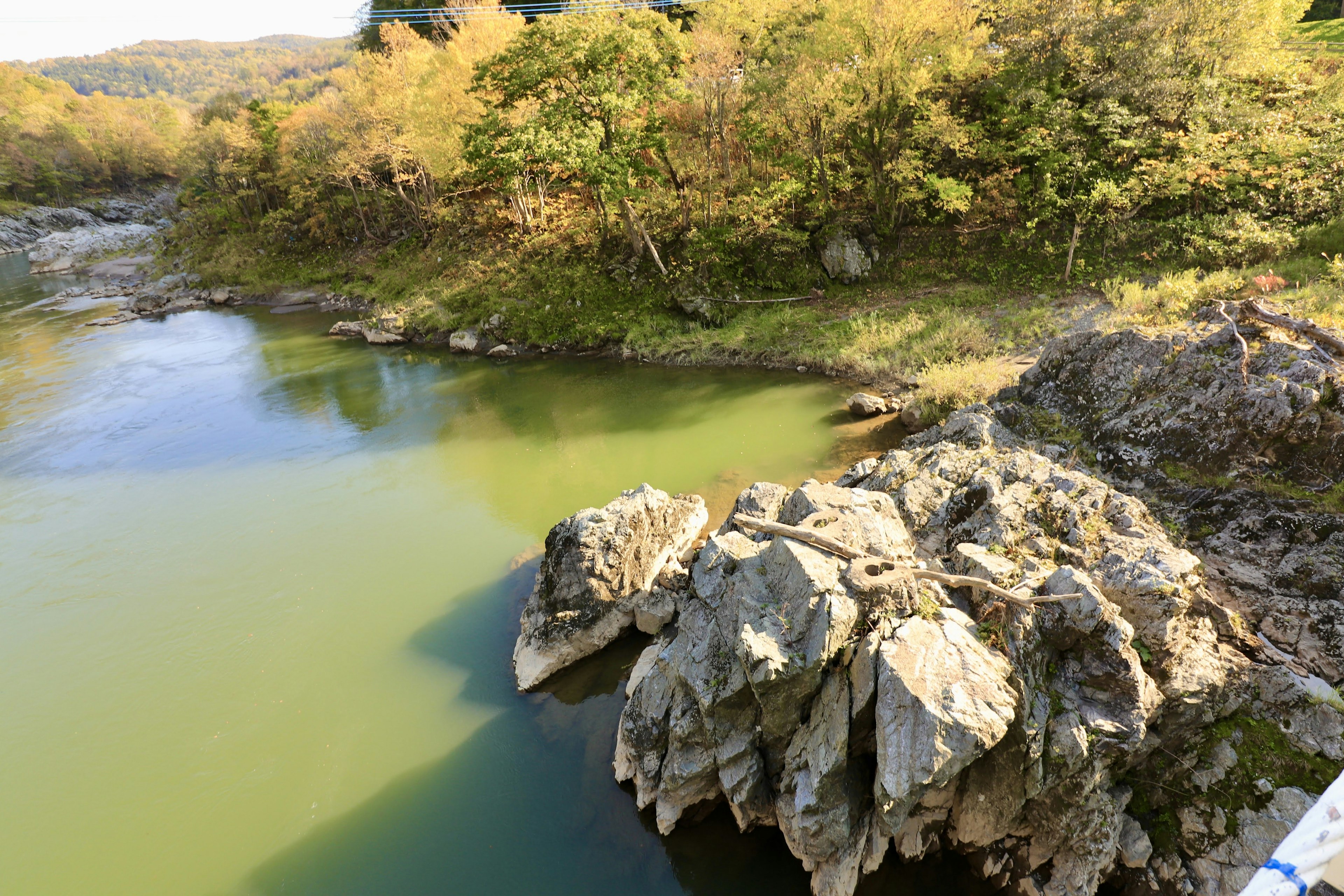 Naturlandschaft mit grünem Wasser und Felsen